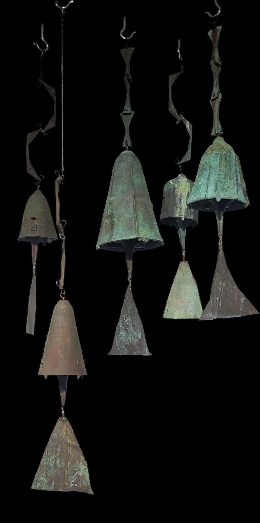 Raro e difficile da trovare set di cinque grandi campane a vento disegnate da Paolo Soleri. Elementi fusi in bronzo con patina di colore verdognolo, con l'età naturale e gli agenti atmosferici. Eccellenti condizioni vintage con leggera usura.