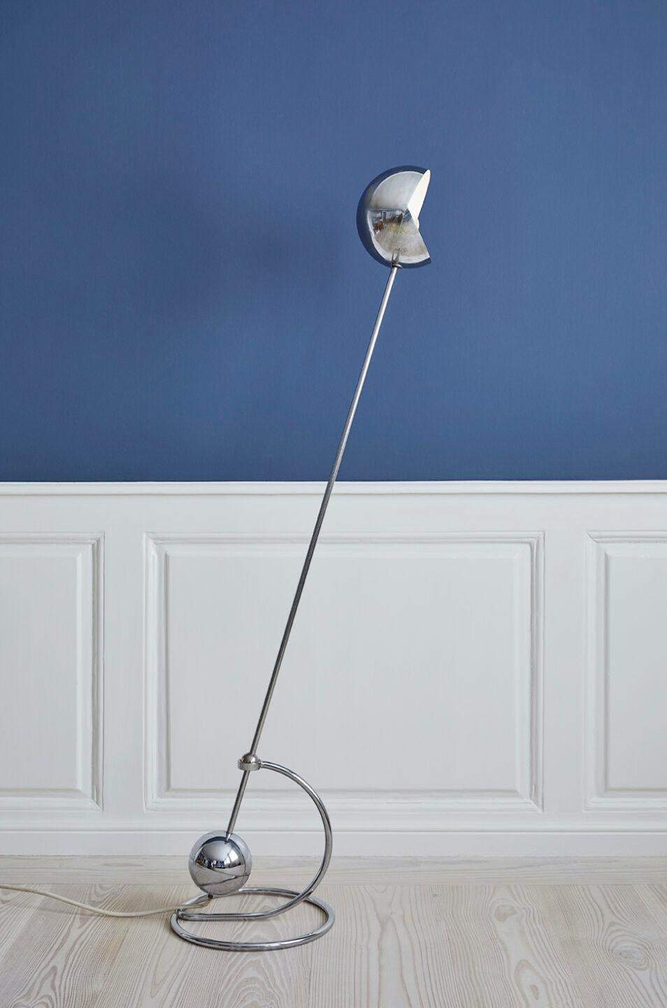 Paolo Tilche
Italy, 1970's

Adjustable floor lamp ‘3S’ in chrome plated metal. Produced by Sirrah.
The large, chrome-plated metal counter weight keeps the long arm perfectly balenced in the tubular base. 

H 147 x Ø 32 cm

