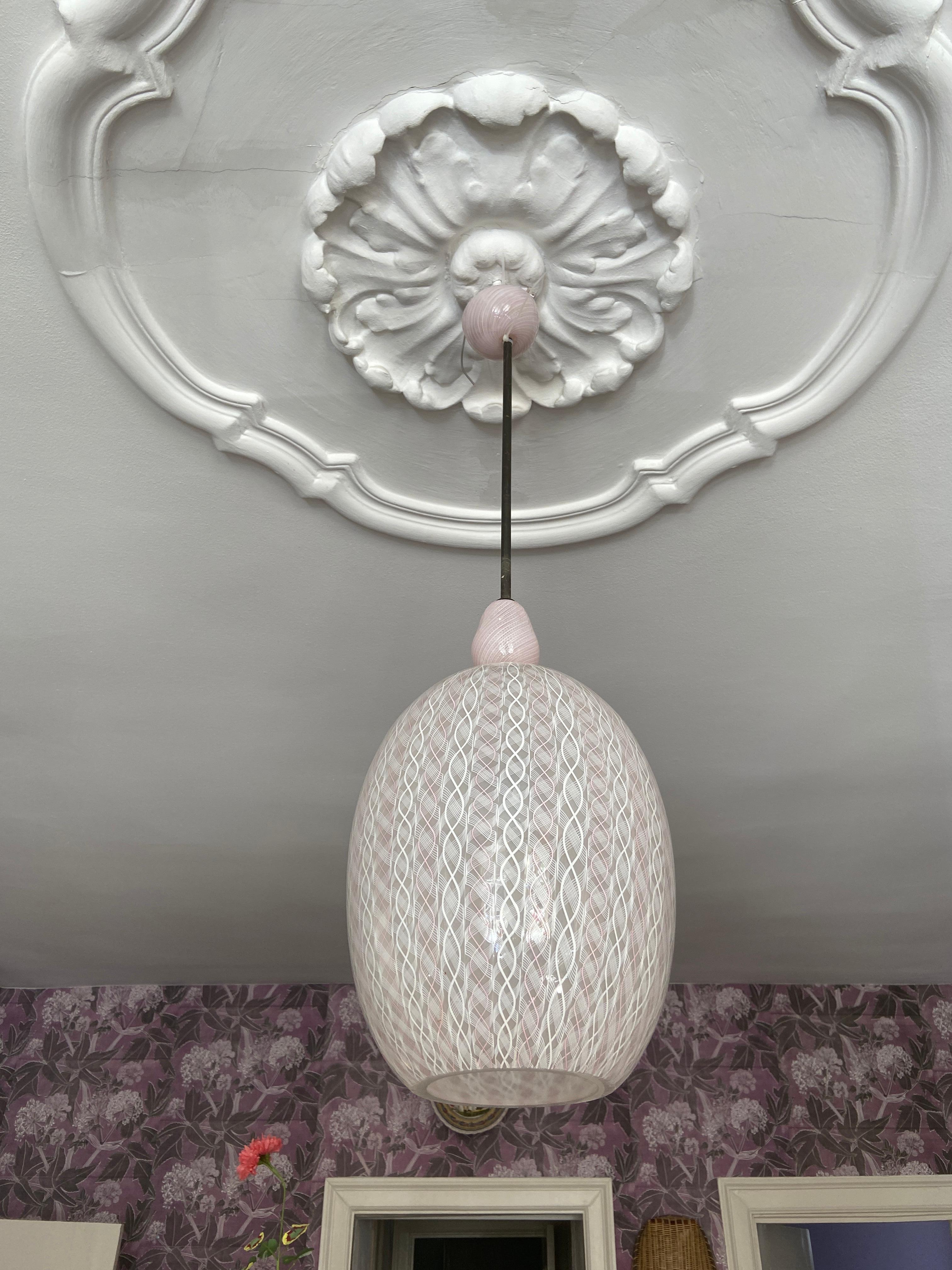 Paolo Venini 
Italy, 1950's

Ceiling light in white and pale pink blown Zanfirico glass.

Measures: H 86 x Ø 26 cm.