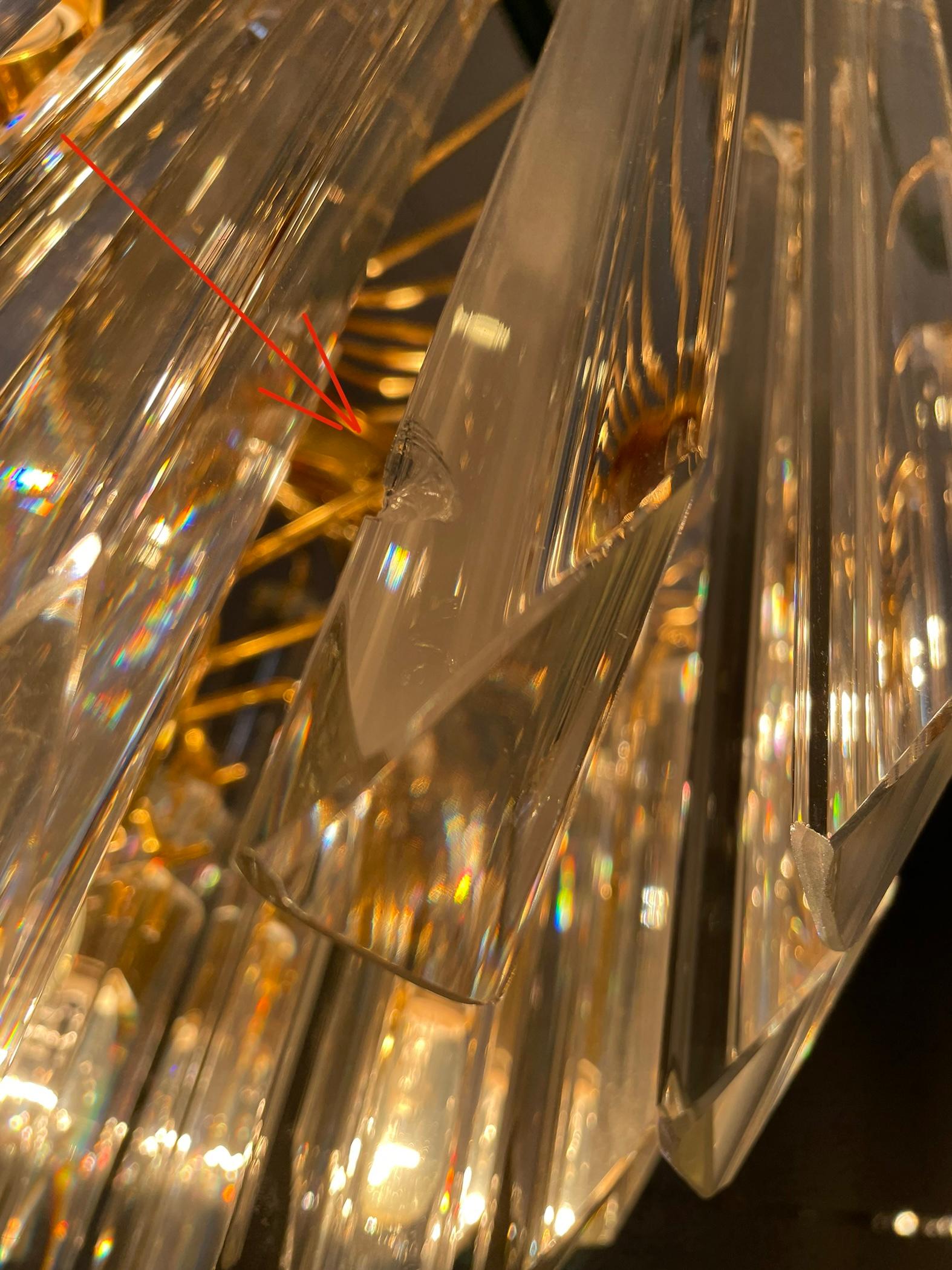 Magnifique lustre de Paolo Venini avec des gouttelettes de verre taillé et une monture en laiton.

Le lustre émet une lumière spectaculaire et est en bon état.

Il faut 6x E27  les ampoules électriques.

1970s -  Italie

Dimensions :
Hauteur :