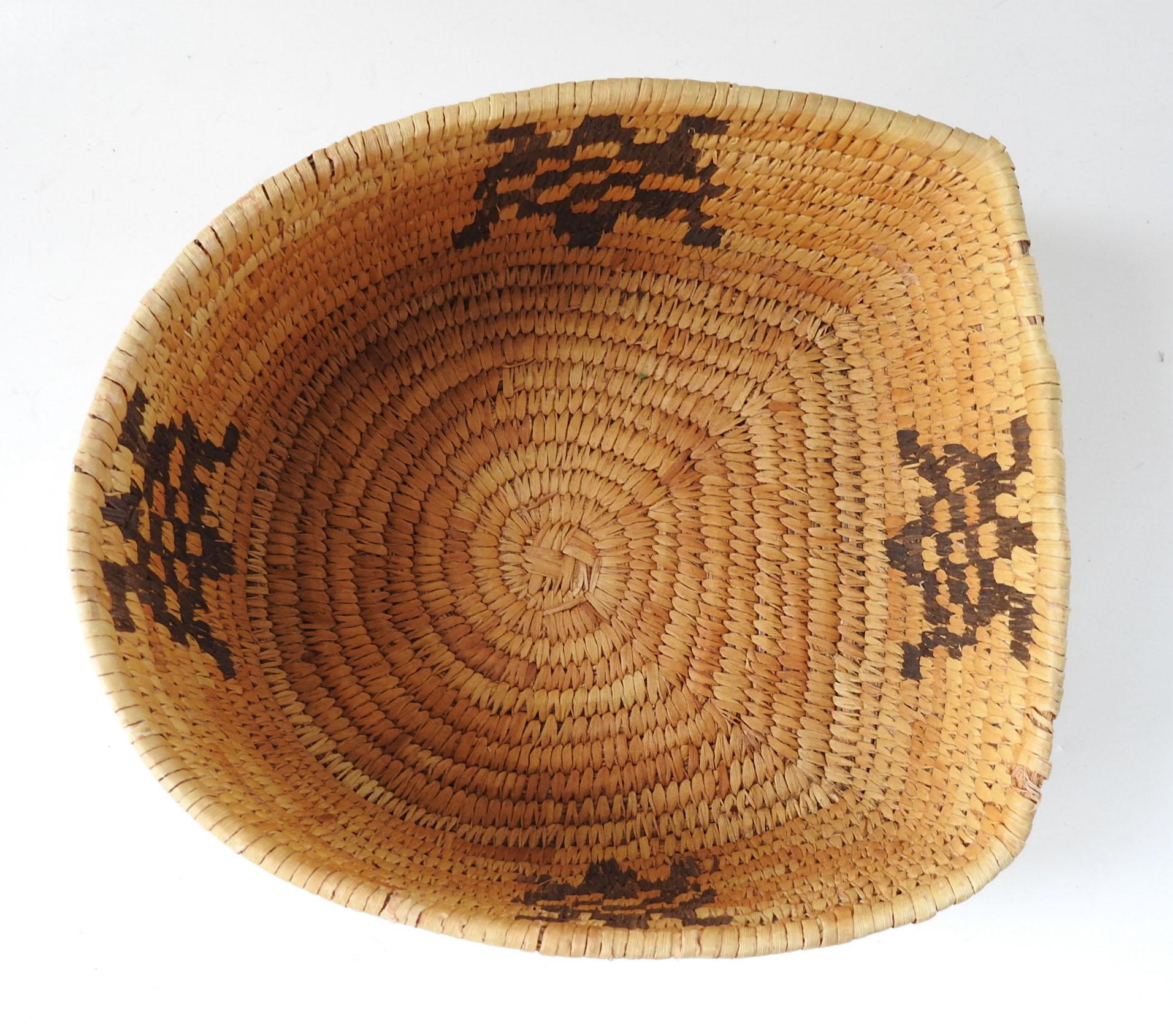 Vintage Papago Hand Woven Covered Basket Turtle Design In Good Condition For Sale In Seguin, TX