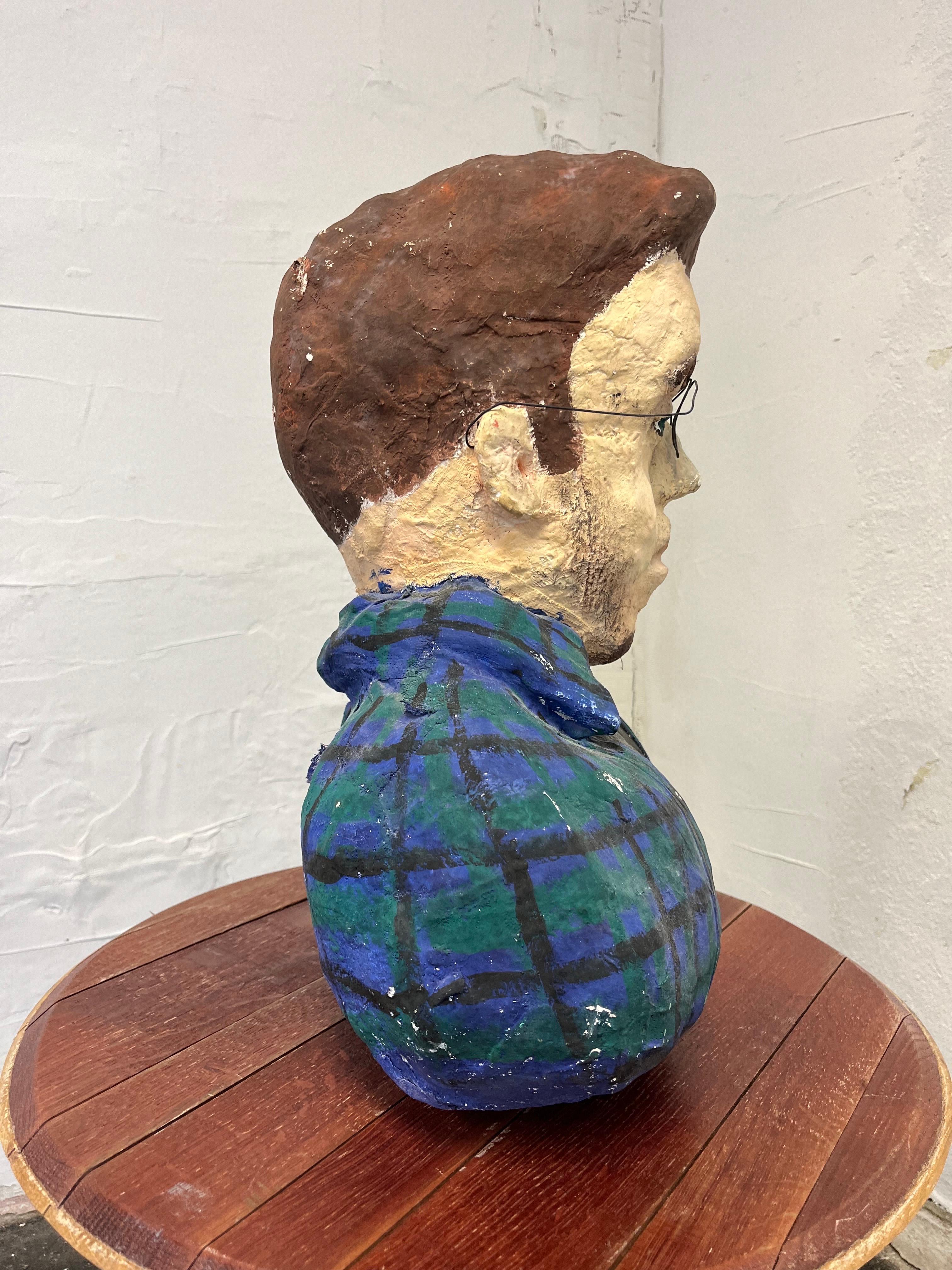 Buste fantaisiste en papier mâché sur mesure. Elle provient de la succession d'un artiste et il me semble qu'elle voulait une pièce inspirée de Keith Haring. 
