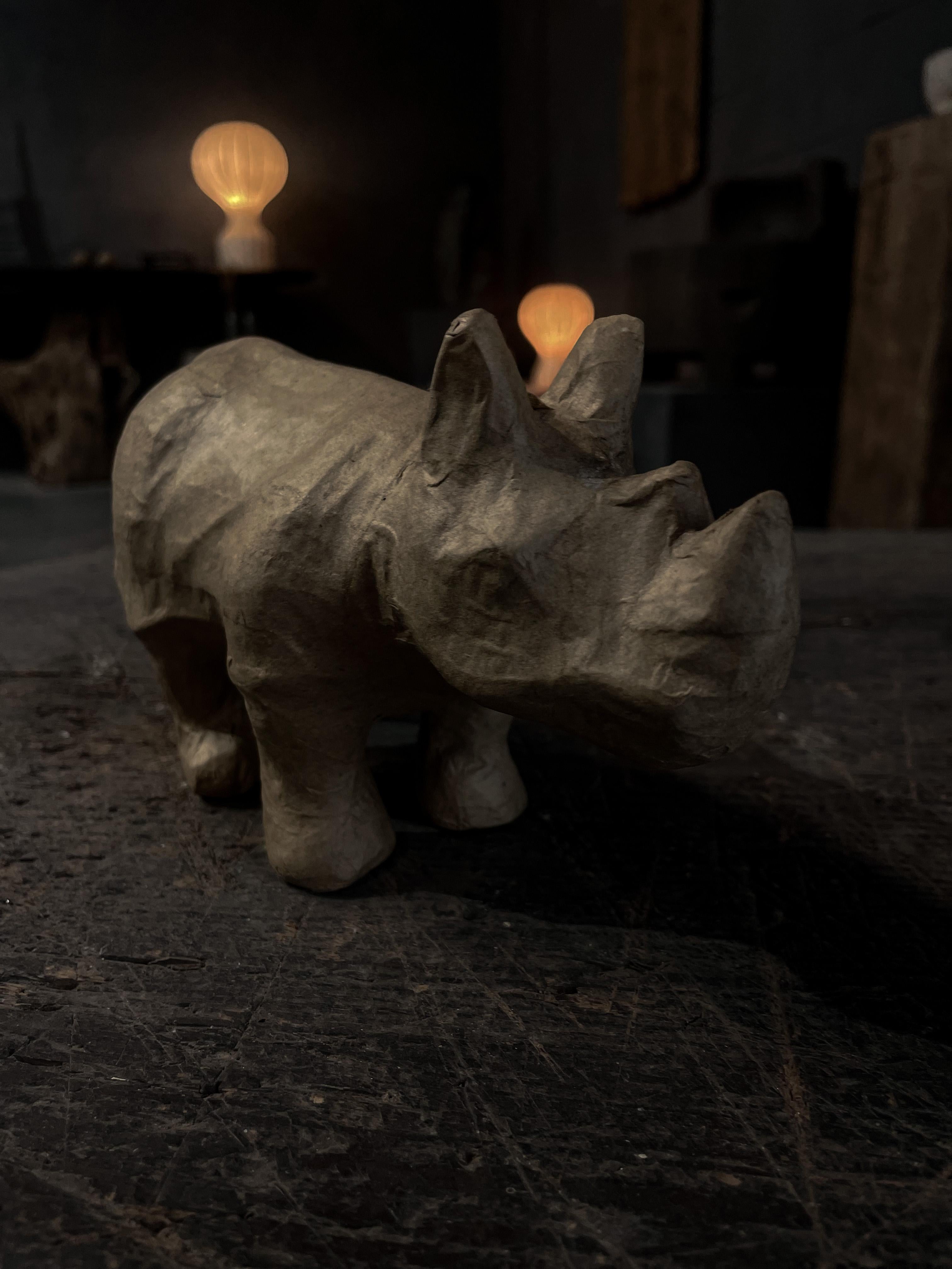Adorable rhinocéros vintage en papier mâché originaire d'Inde. Voir les images pour plus de détails 