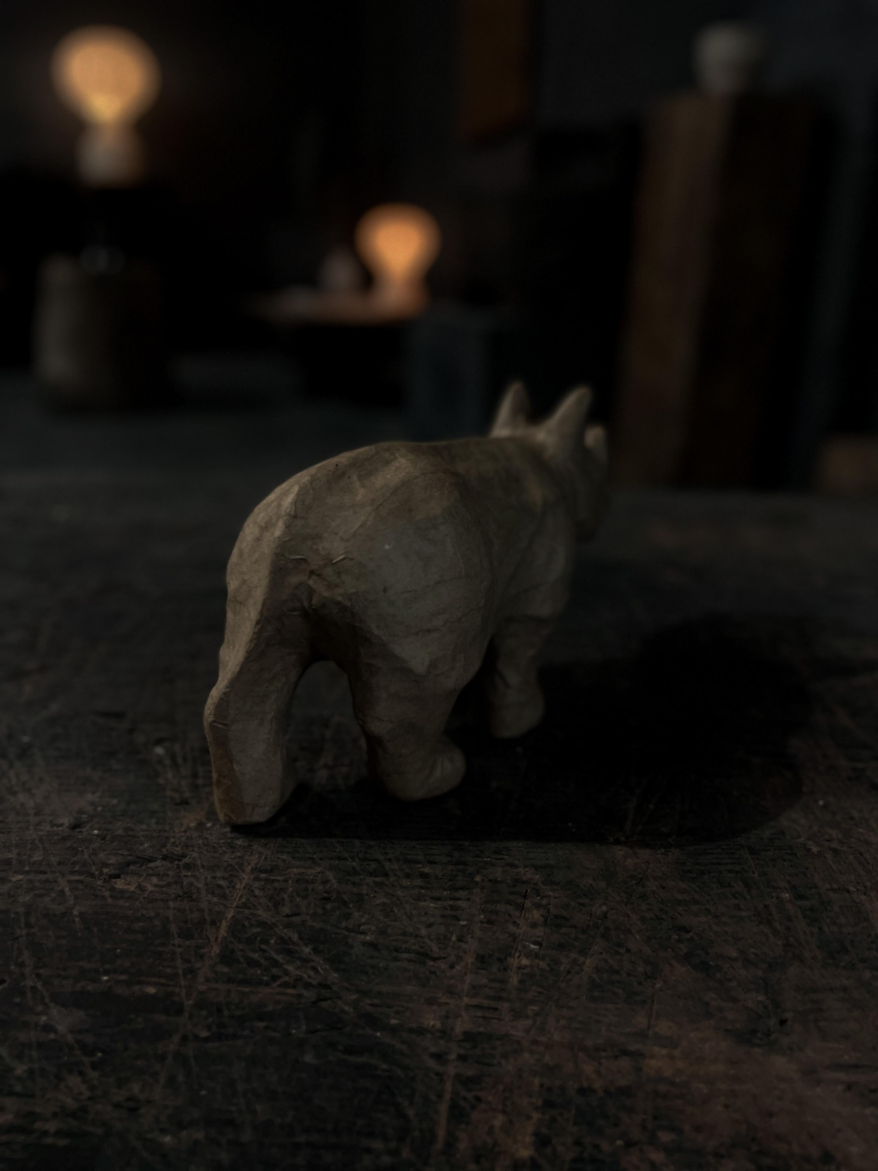 Sculpture Rhino vintage en papier mâché Bon état - En vente à Asheville, NC