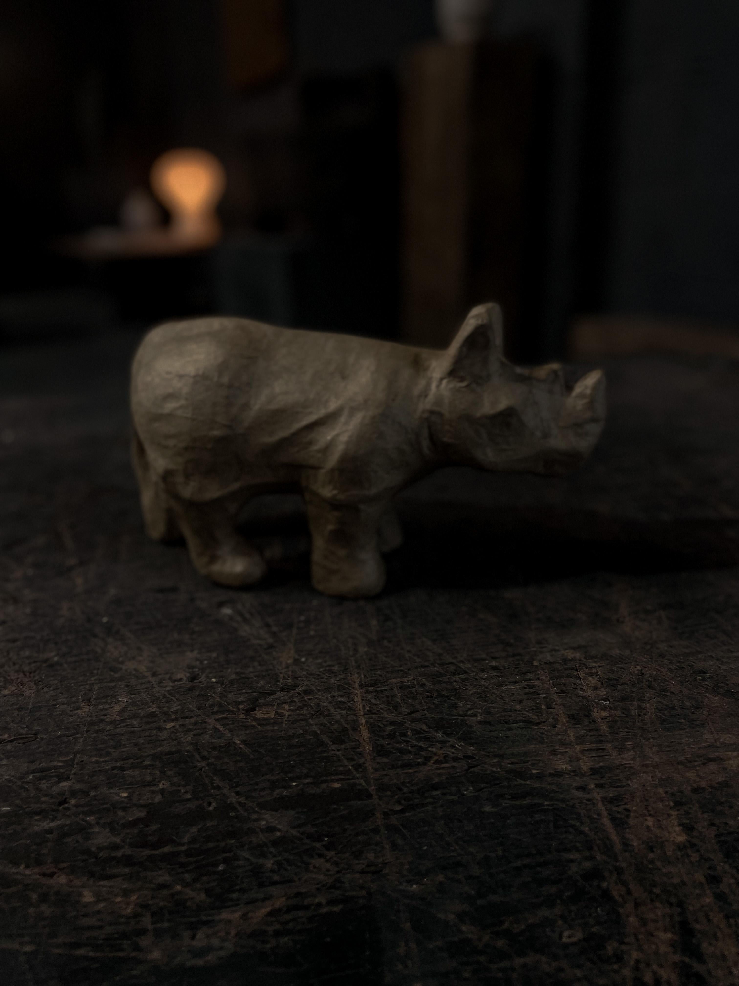 20ième siècle Sculpture Rhino vintage en papier mâché en vente