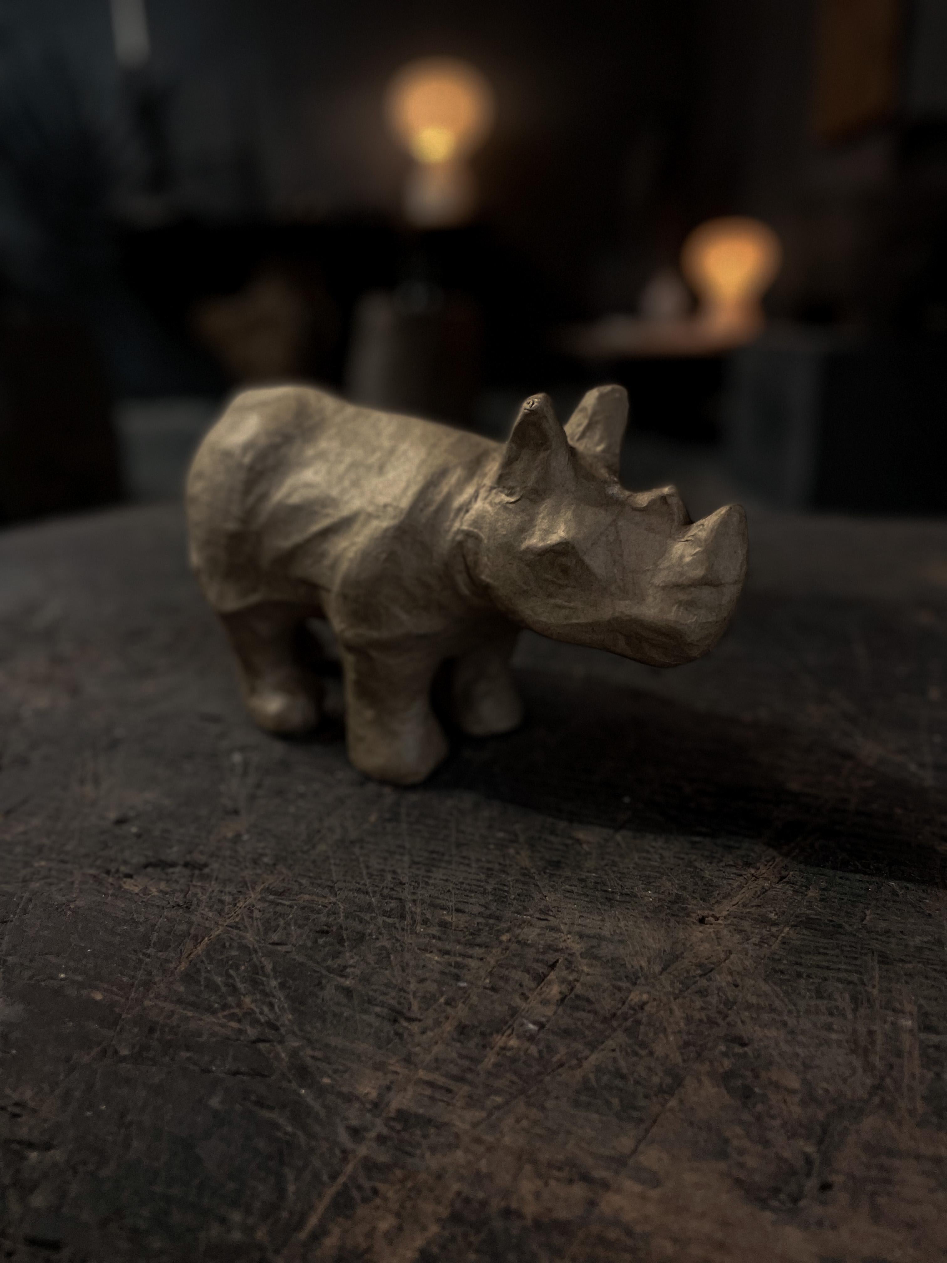 Papier Sculpture Rhino vintage en papier mâché en vente