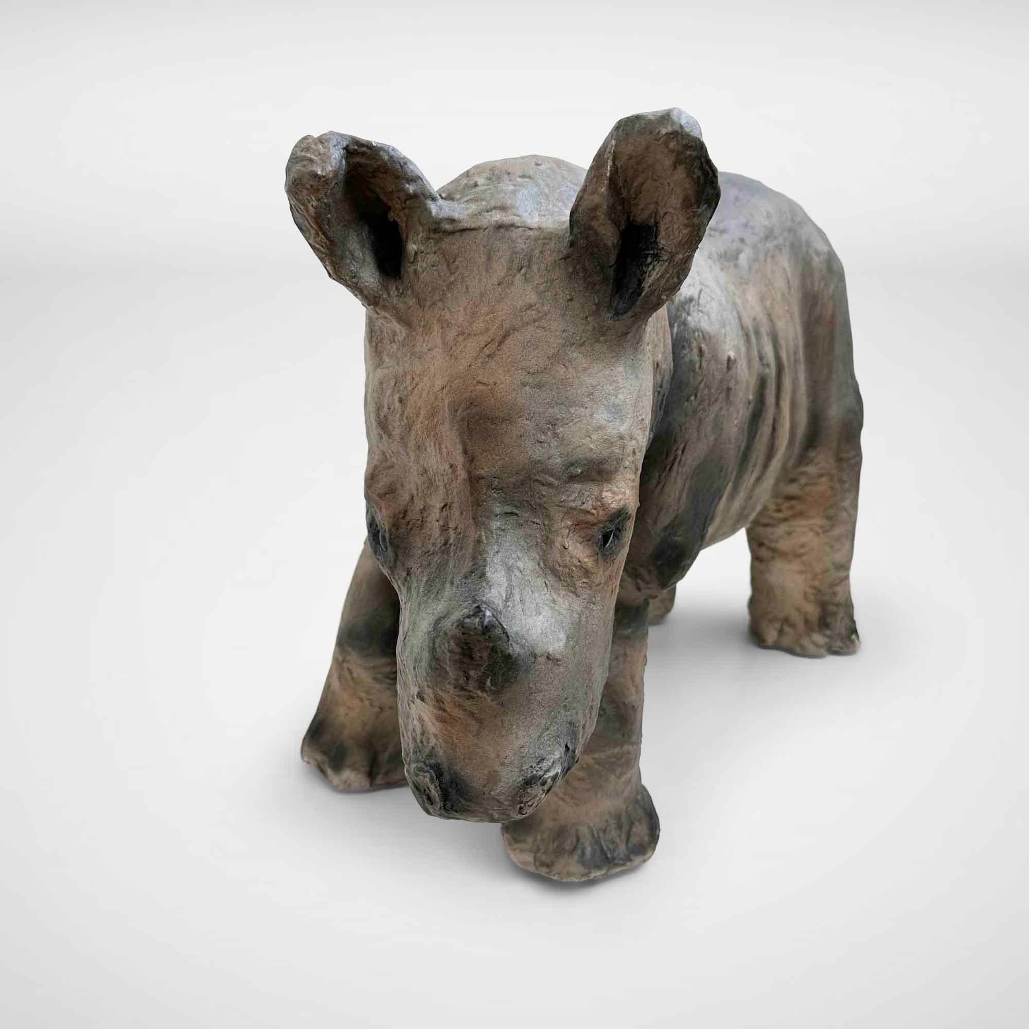 Un bébé rhinocéros réaliste en papier mâché. Les pattes et les oreilles présentent de légères traces d'usure. Ce rhinocéros provient de la Collectional d'un musée allemand et est encore dans son état d'origine.

Allemagne, années