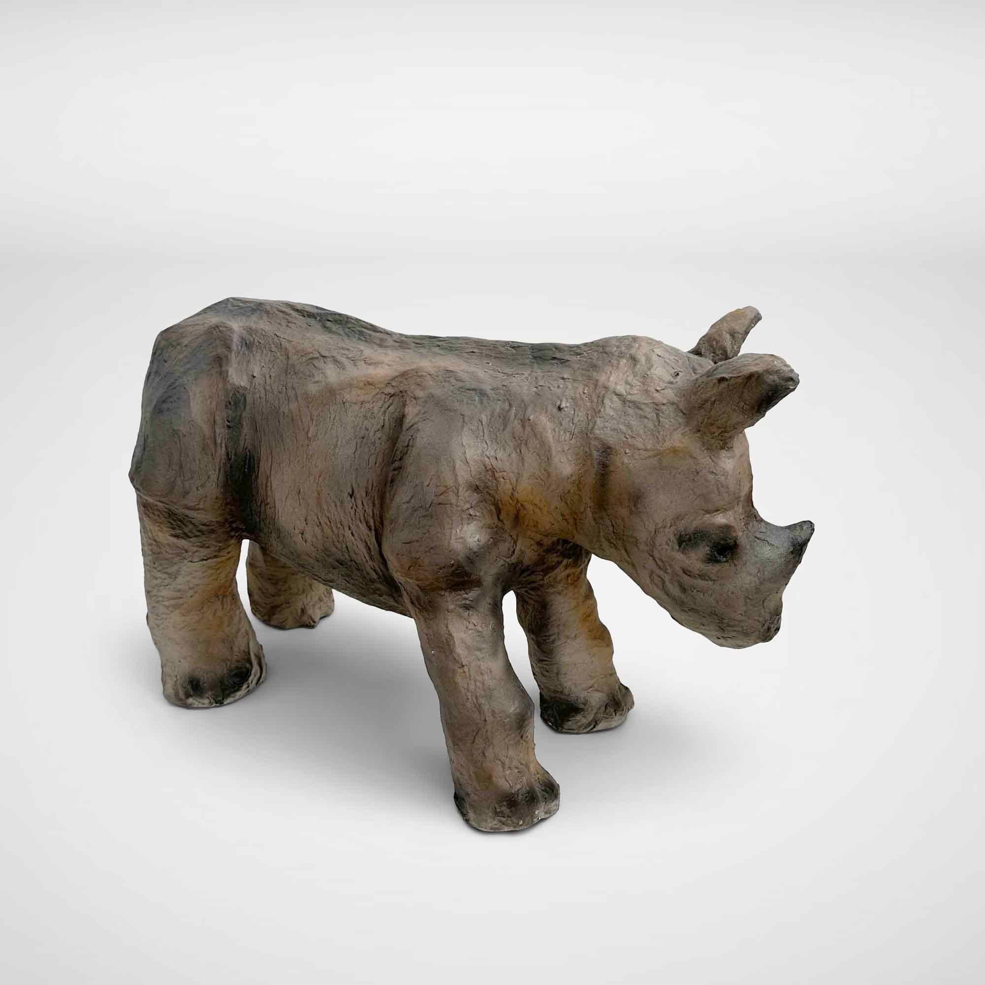 Allemand Sculpture d'animal rhinocéros vintage en papier mâché ou pièce de collection en vente