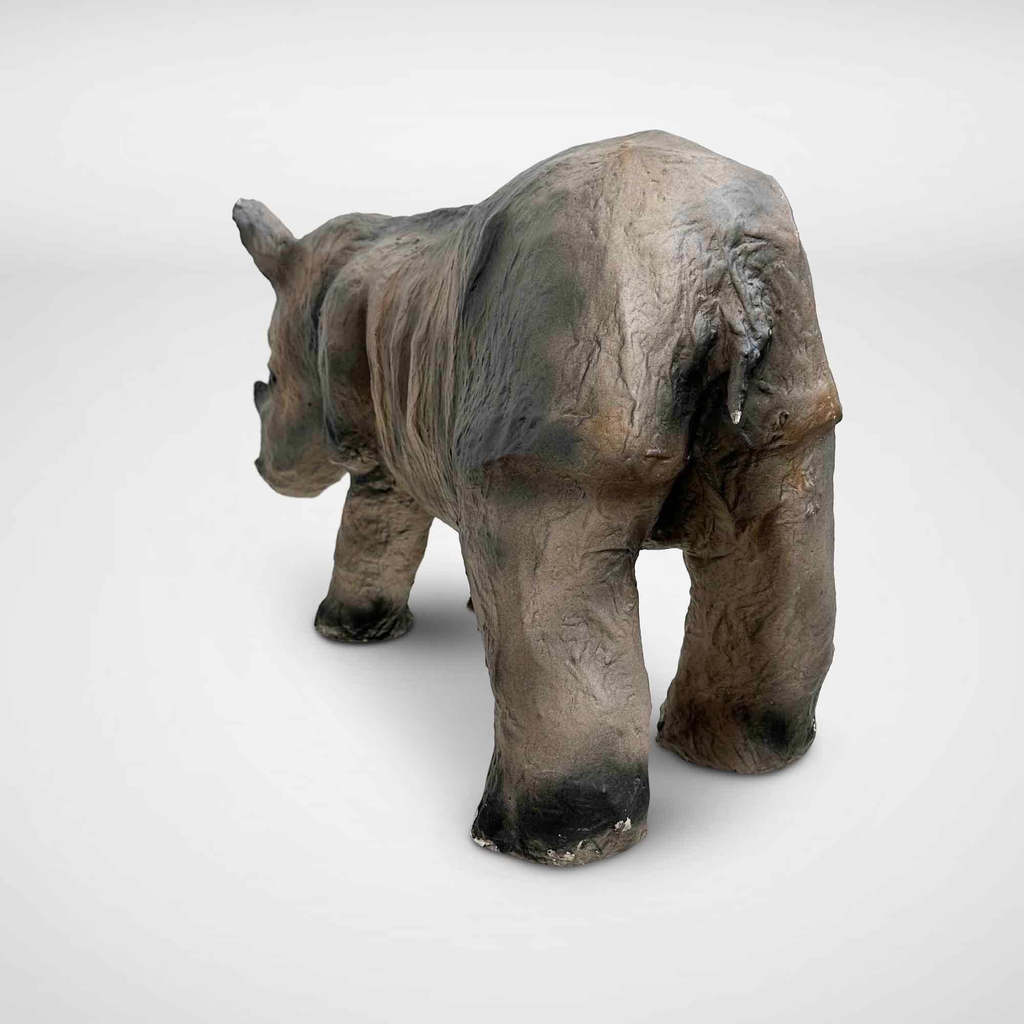 Milieu du XXe siècle Sculpture d'animal rhinocéros vintage en papier mâché ou pièce de collection en vente