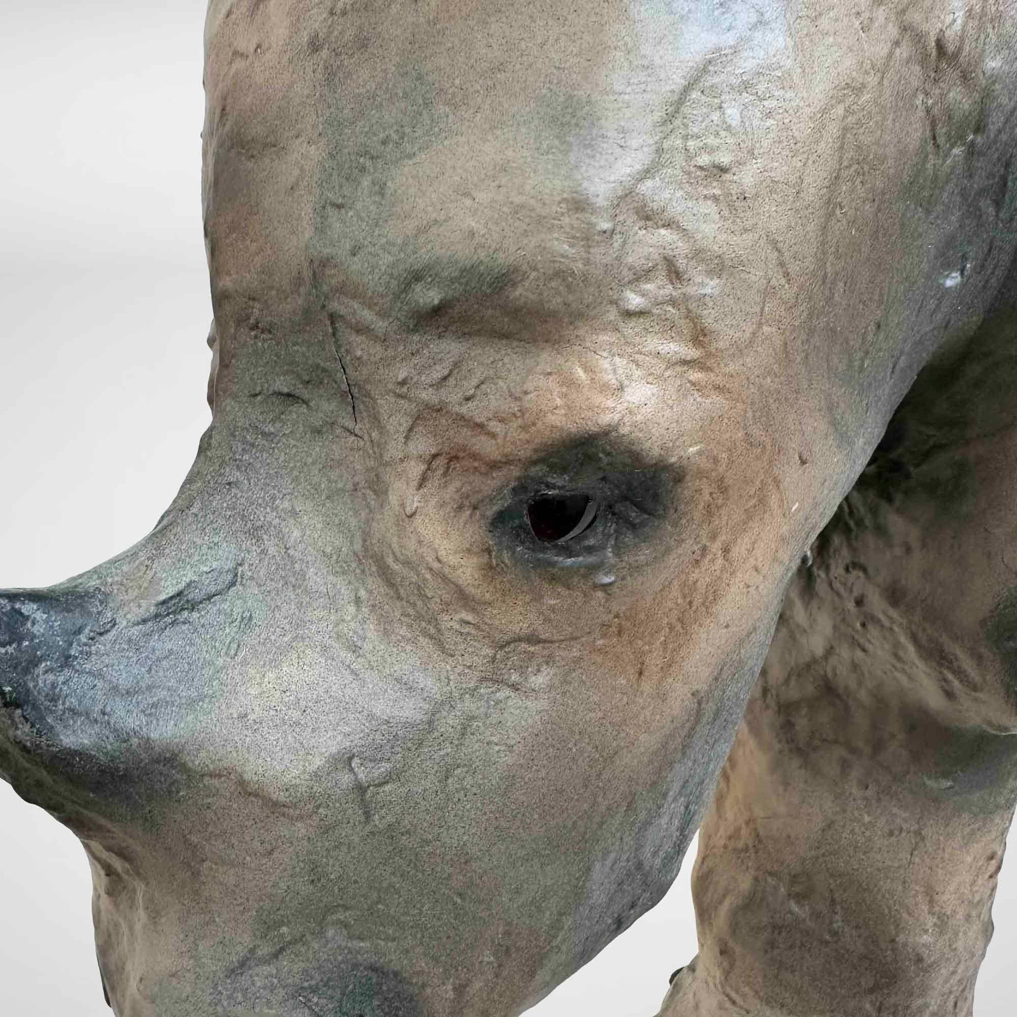 Sculpture d'animal rhinocéros vintage en papier mâché ou pièce de collection en vente 1