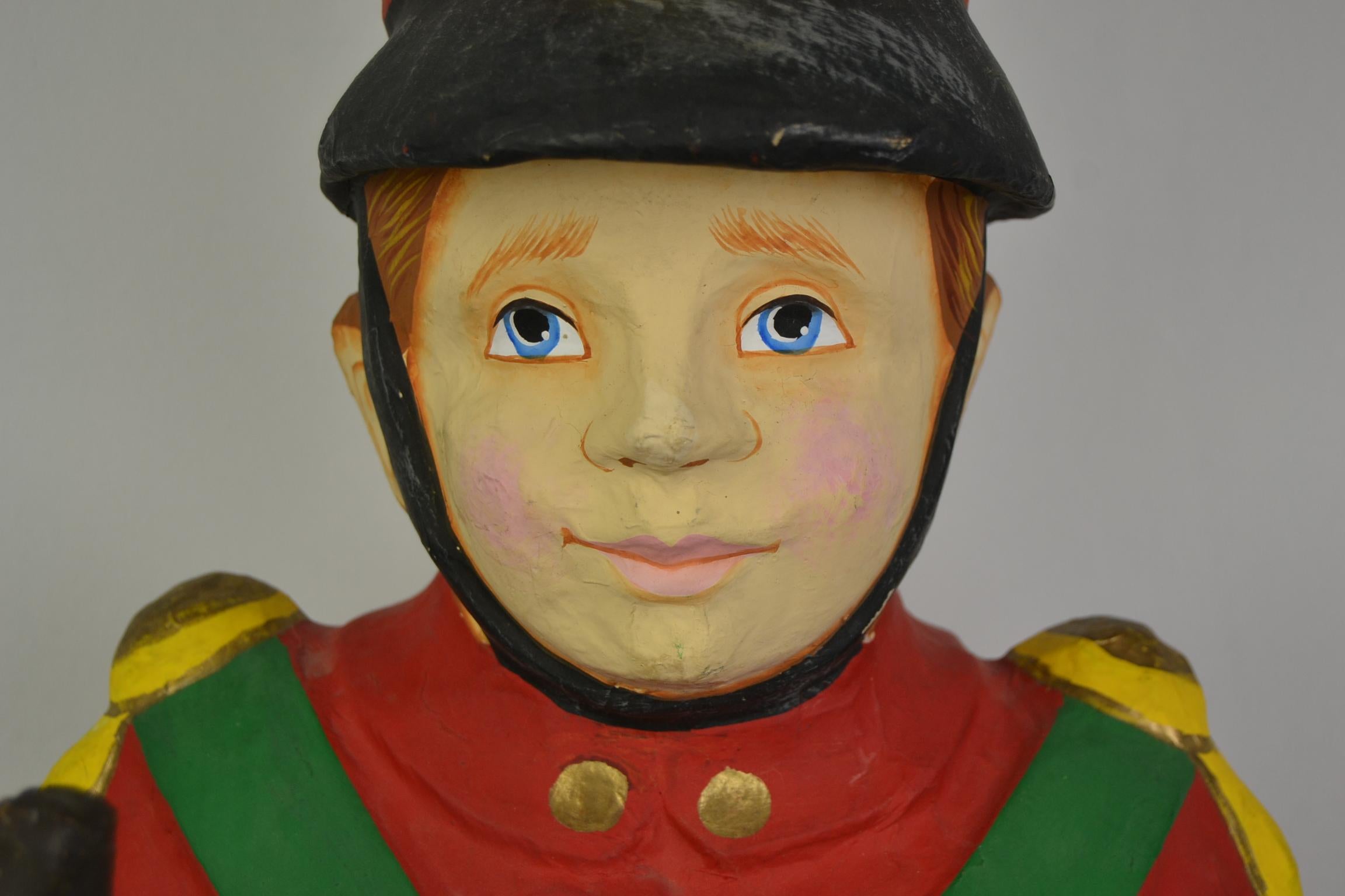 Vintage Pappmaché Königliche Garde Puppe im Zustand „Gut“ im Angebot in Antwerp, BE