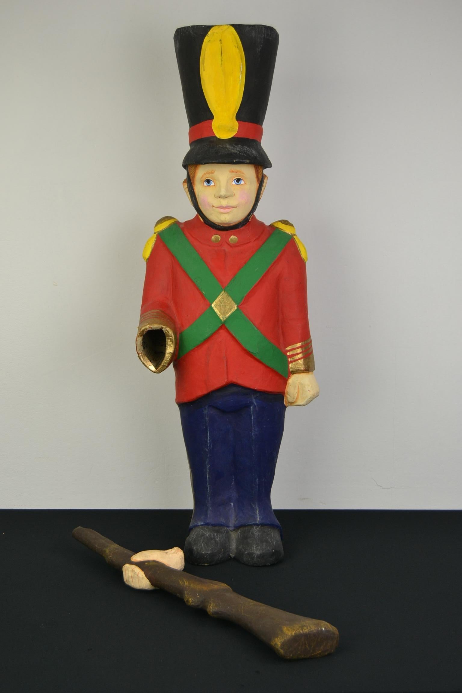 Vintage Paper Mache Royal Guard Doll In Good Condition For Sale In Antwerp, BE