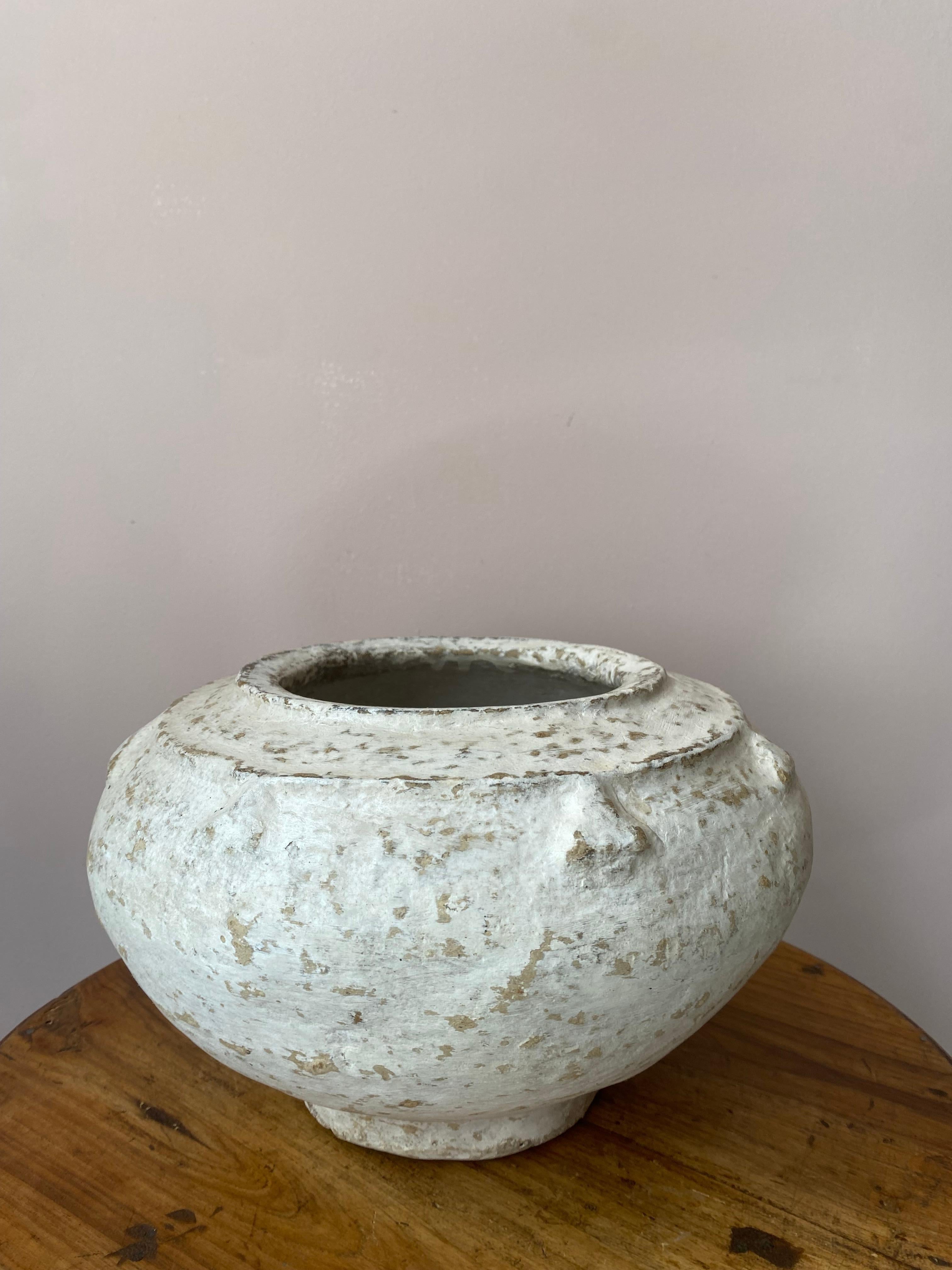 Diese Vintage-Vase aus Papier wurde in Rajasthan hergestellt, wo Papier zum ersten Mal für die Qualität der Isolierung verwendet wurde. 
Seine weiße Farbe macht ihn zu einem sehr dekorativen Gegenstand
