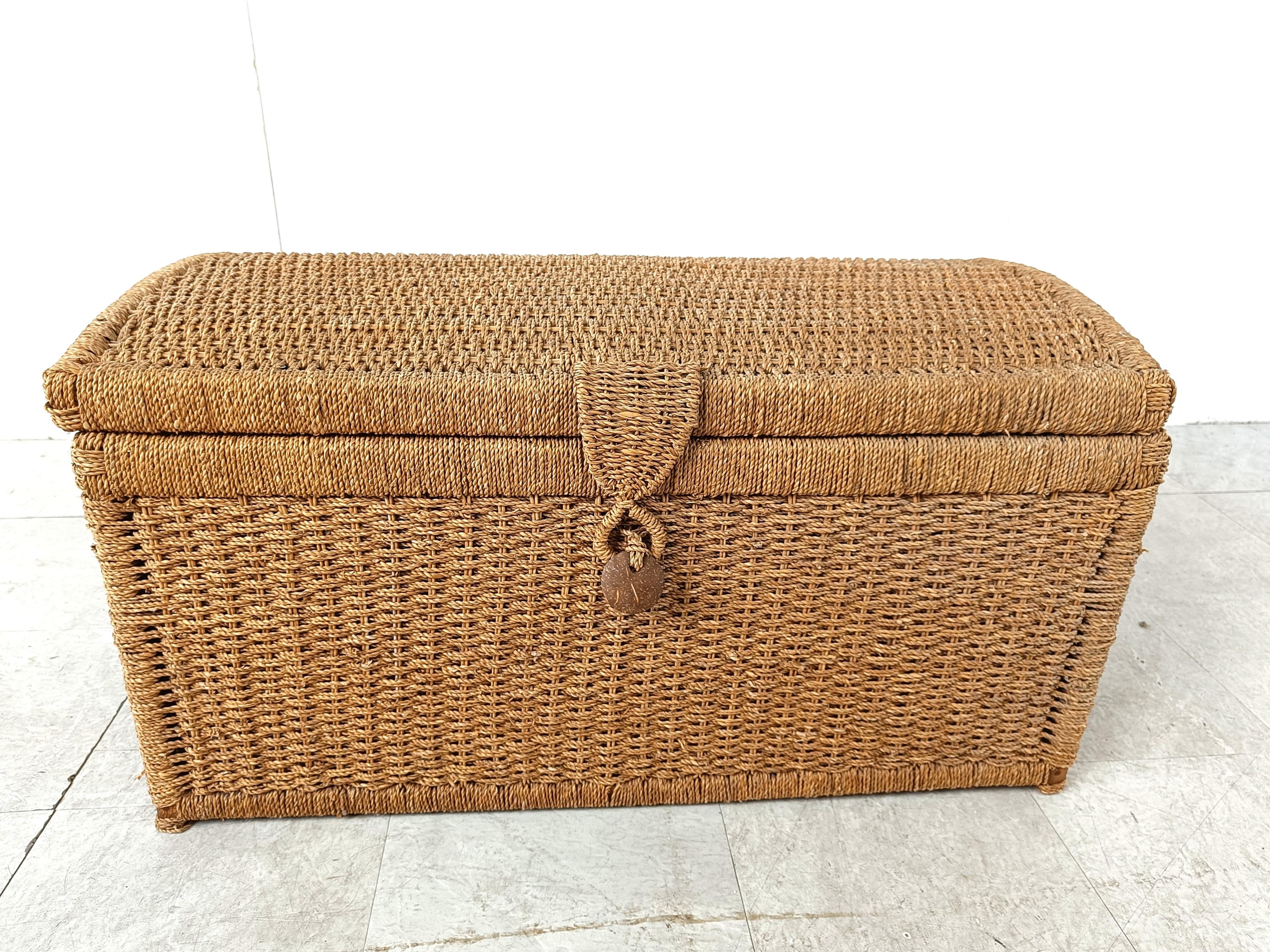 Gorgeous blanket chest or storage box made from papercord.

Nicely made chest with handles and a cool 'lock'.

1970s - Belgium

Height: 46cm
Width: 83cm
Depth: 43cm

Ref.: 503541
