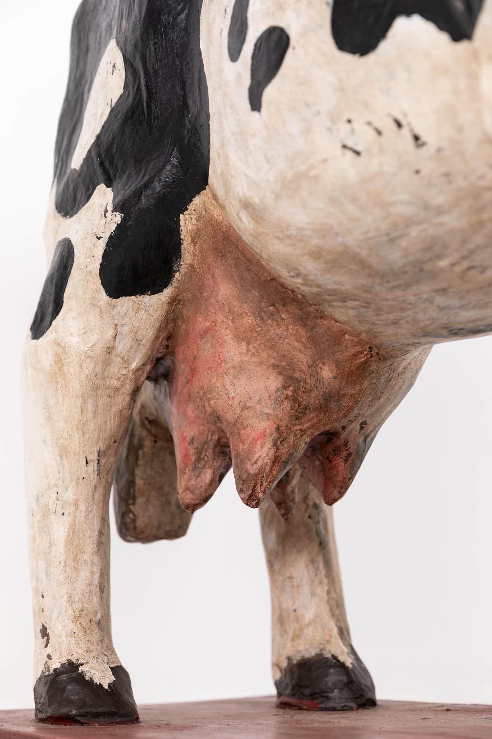 Magnifique enseigne de boucherie en papier mâché en forme de vache. Néerlandais, C.C.

Vache fabriquée et peinte à la main avec des yeux en verre d'origine. Monté sur une base en bois pour plus de stabilité. Un petit panneau indique SLAGERIJ J.VAN