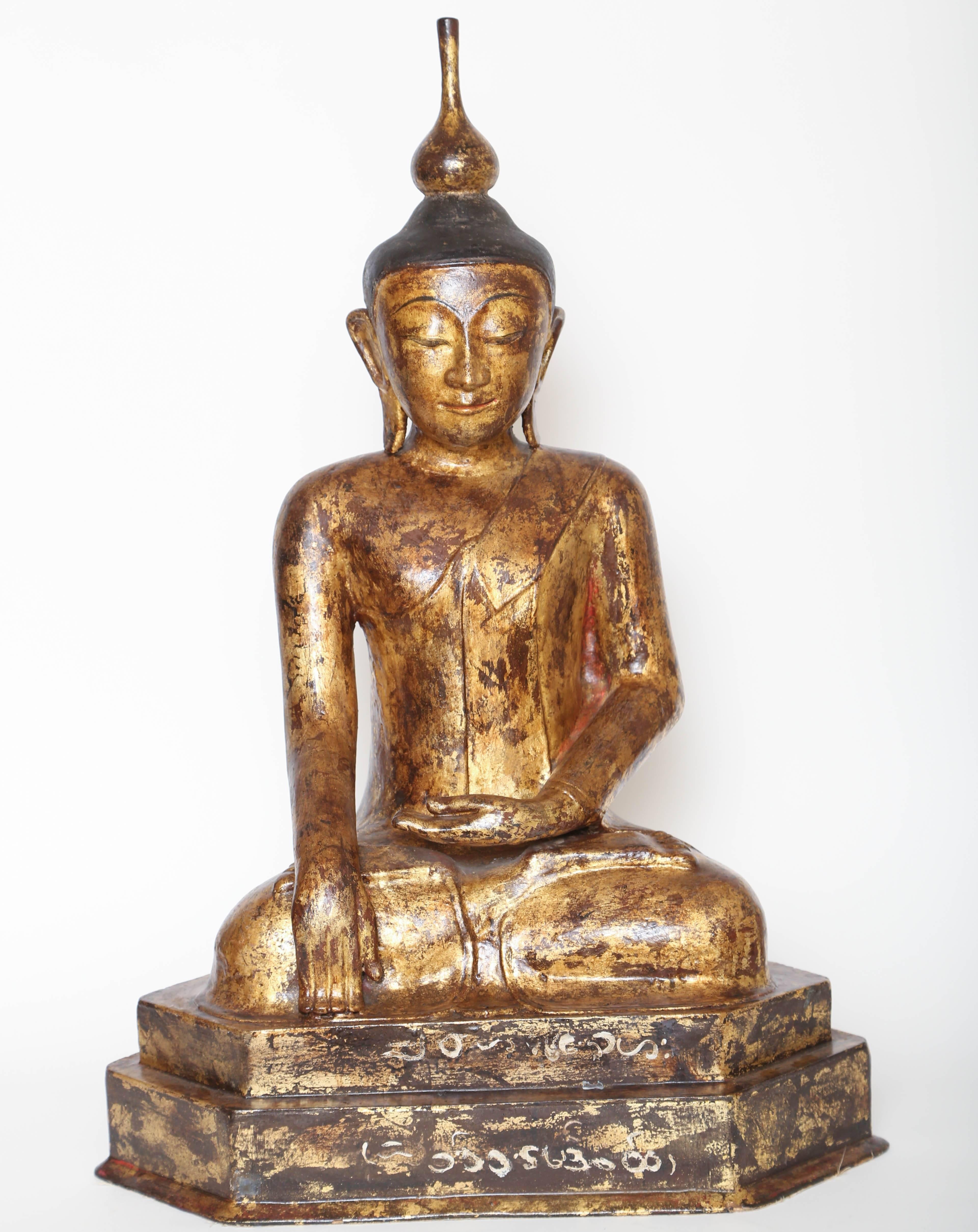 Grand bouddha doré en papier mâché, décoratif et inhabituel.