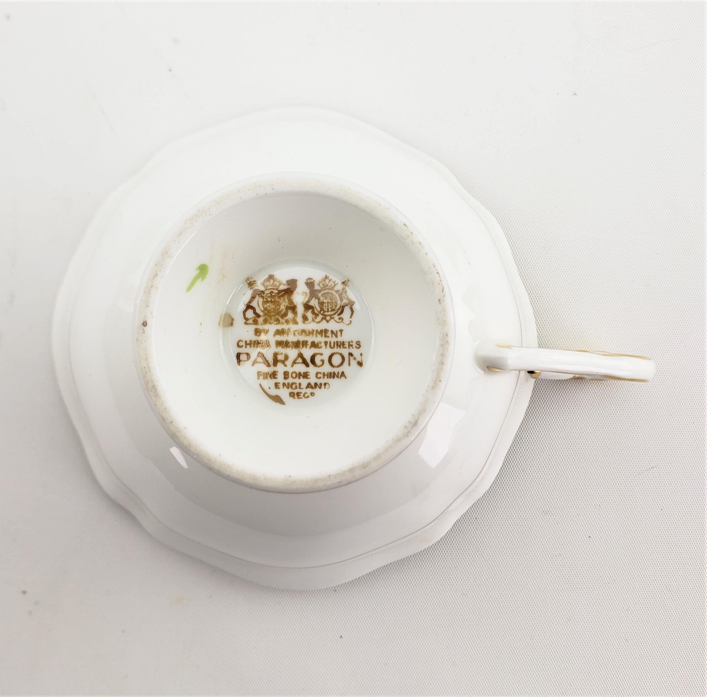 Tasse à thé et soucoupe vintage en porcelaine avec motif floral en forme d'os paragon à double mandat en vente 1