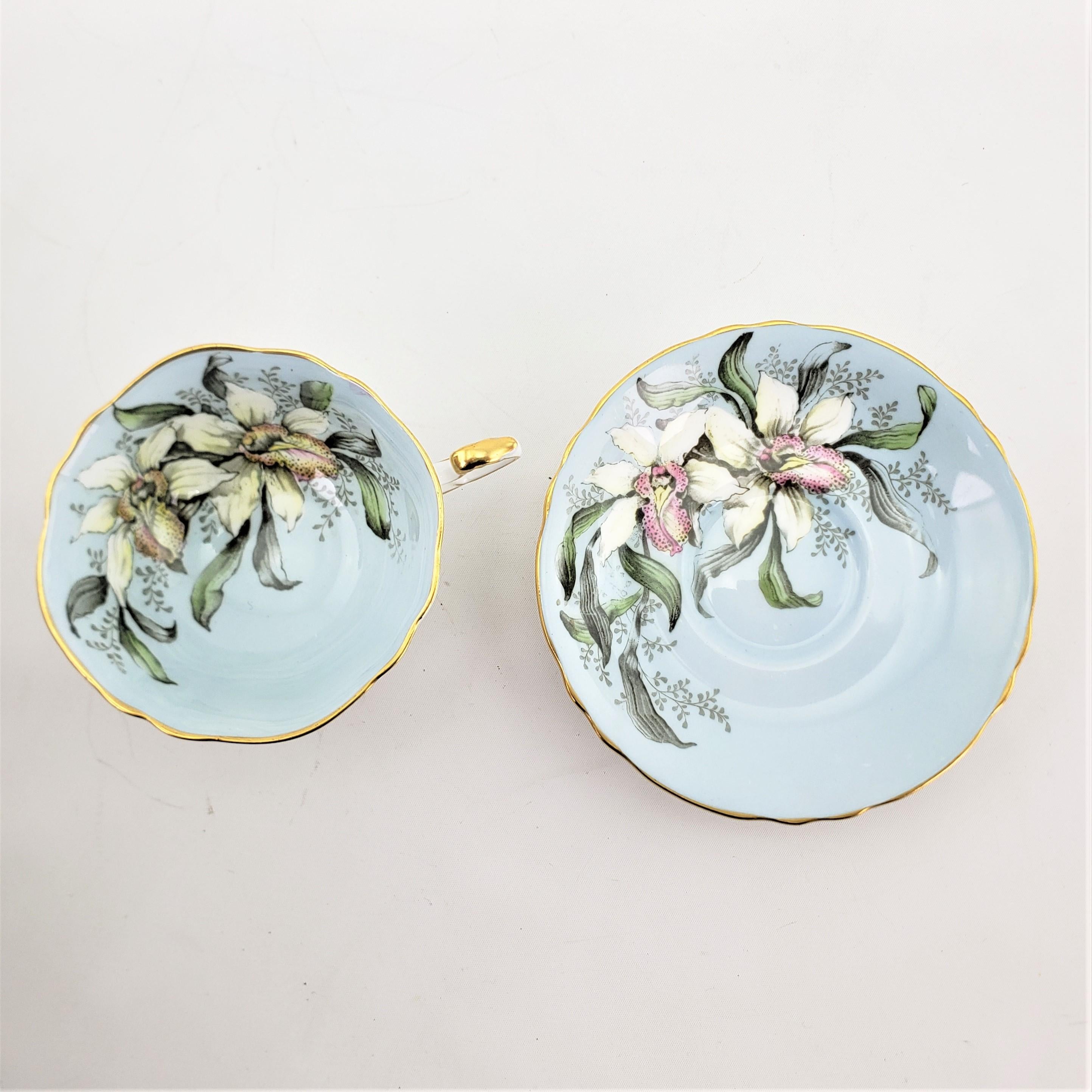 Moulé Tasse à thé et soucoupe vintage en porcelaine avec motif floral en forme d'os paragon à double mandat en vente