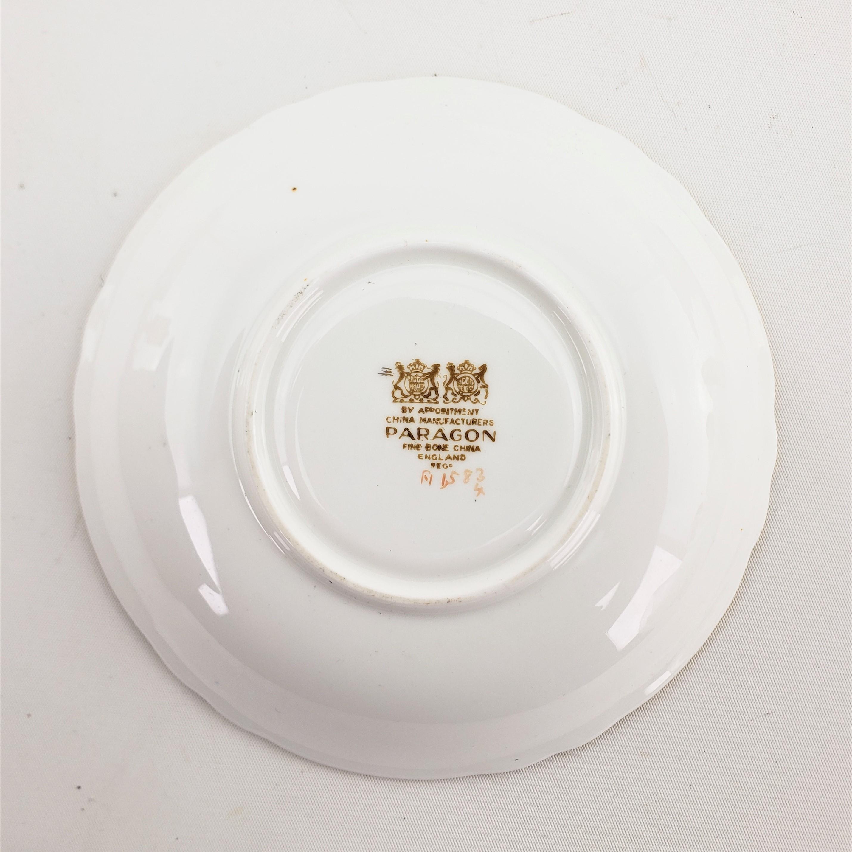 Tasse à thé et soucoupe vintage en porcelaine avec motif floral en forme d'os paragon à double mandat en vente 3