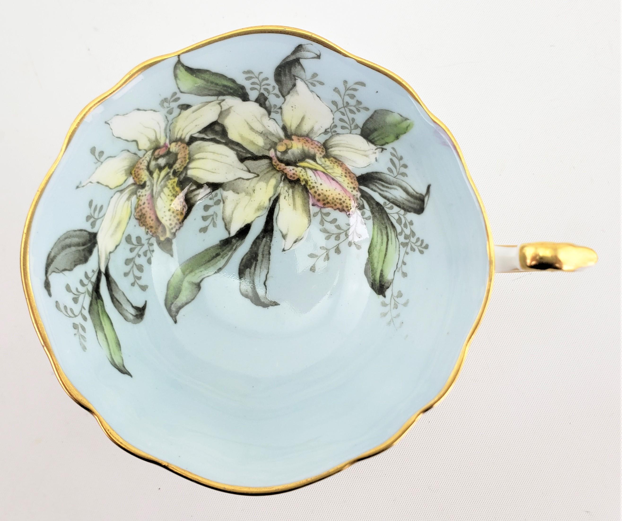 20ième siècle Tasse à thé et soucoupe vintage en porcelaine avec motif floral en forme d'os paragon à double mandat en vente