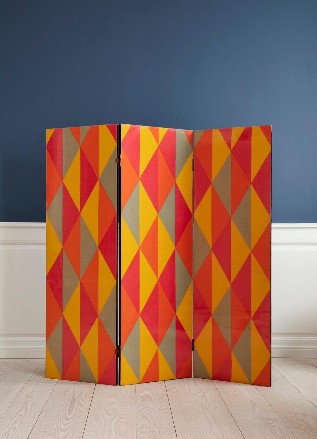 Paravent with harlequin pattern, made of lacquered fabric.

France, 1950s

Measures: H 130 x W 126 cm.