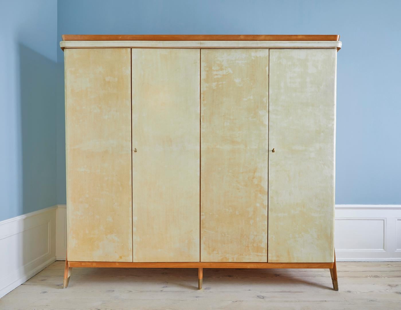 Italy, 1950s

Parchment cabinet with wooden molding and brass shoes. Detailed wooden interior.

Measures: H 190 x W 204 x D 64 cm.