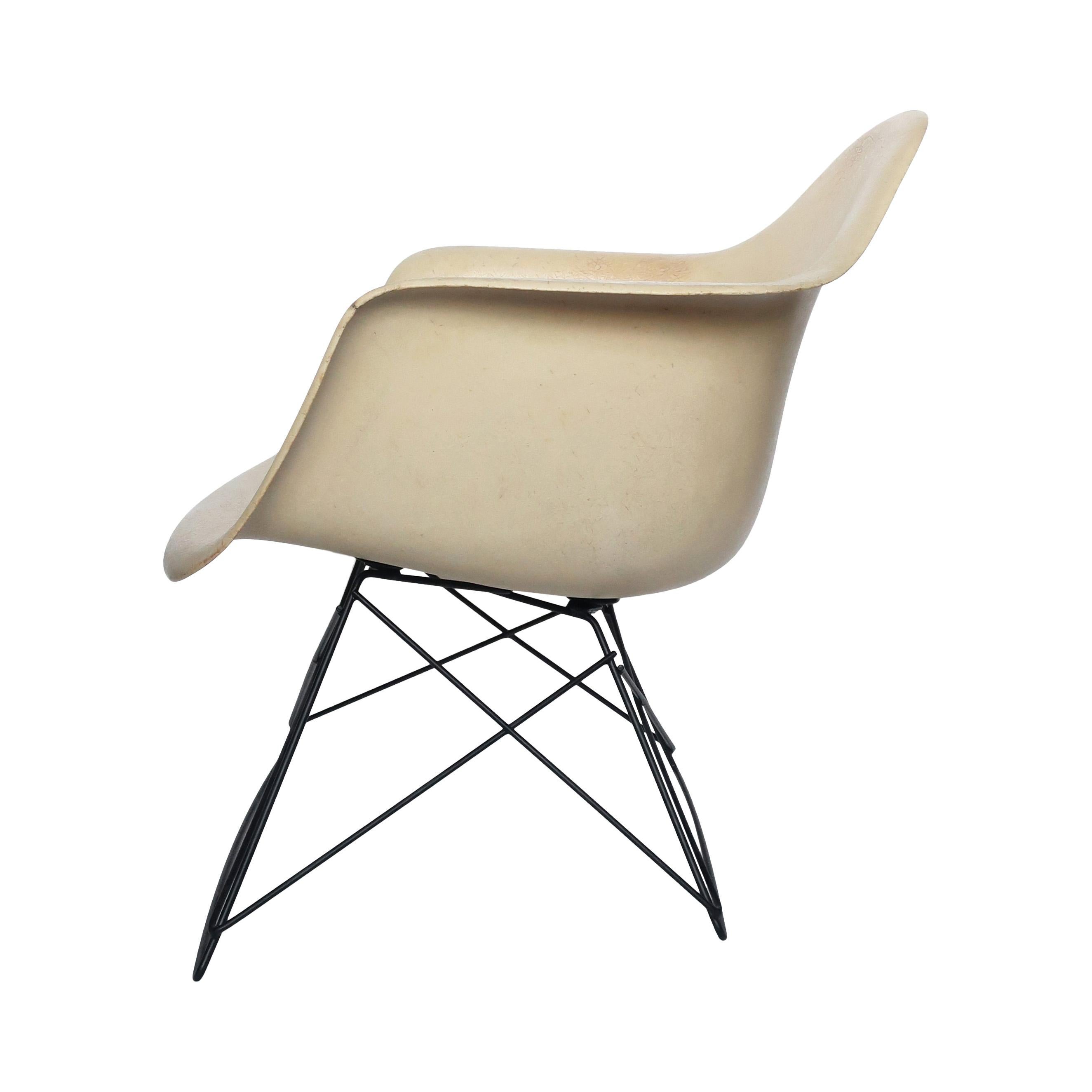 Vintage Parchment Eames Fiberglass Armchair for Herman Miller In Good Condition In Brooklyn, NY