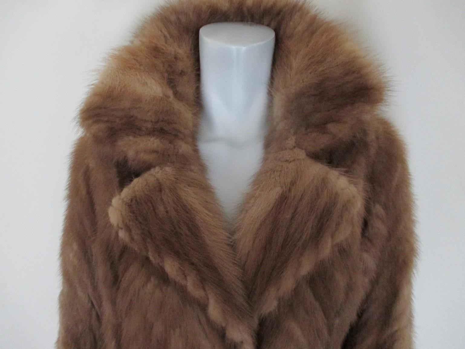 This vintage fur coat is made of brown mink fur in chevron print.
It has 2 pockets, double breasted with 3 closing buttons and 1 closinghook at the collar.
Its in fair vintage condition with wear at the lining.
Size fits as small US 6-8 / EU 36-38,