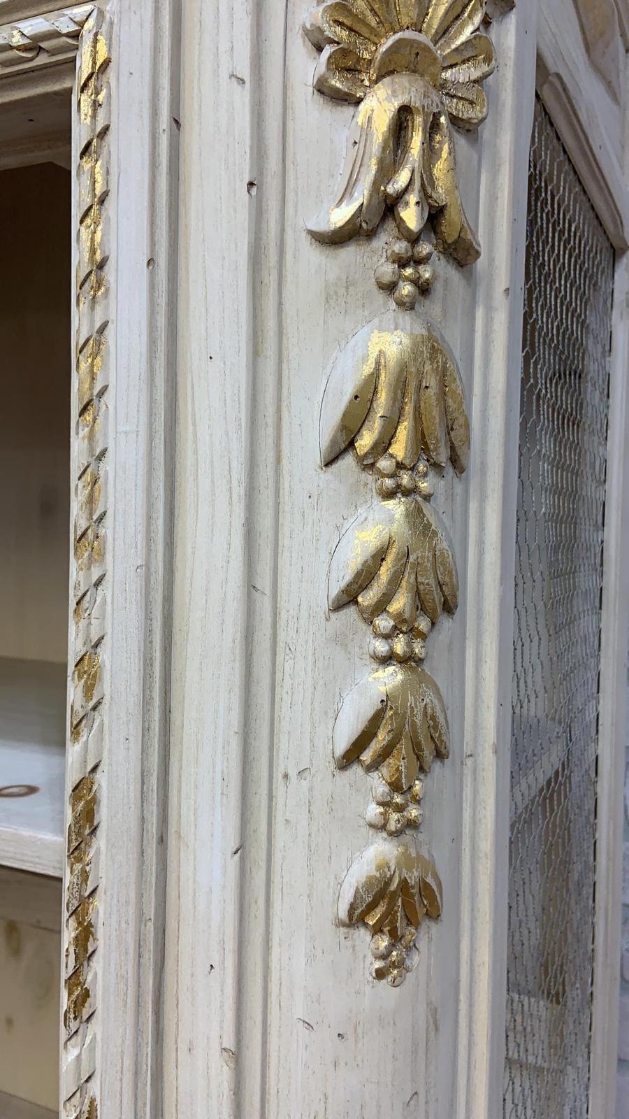 Vieille vitrine parisienne sculptée à la main, blanche et dorée, meuble de rangement Curio en vente 11