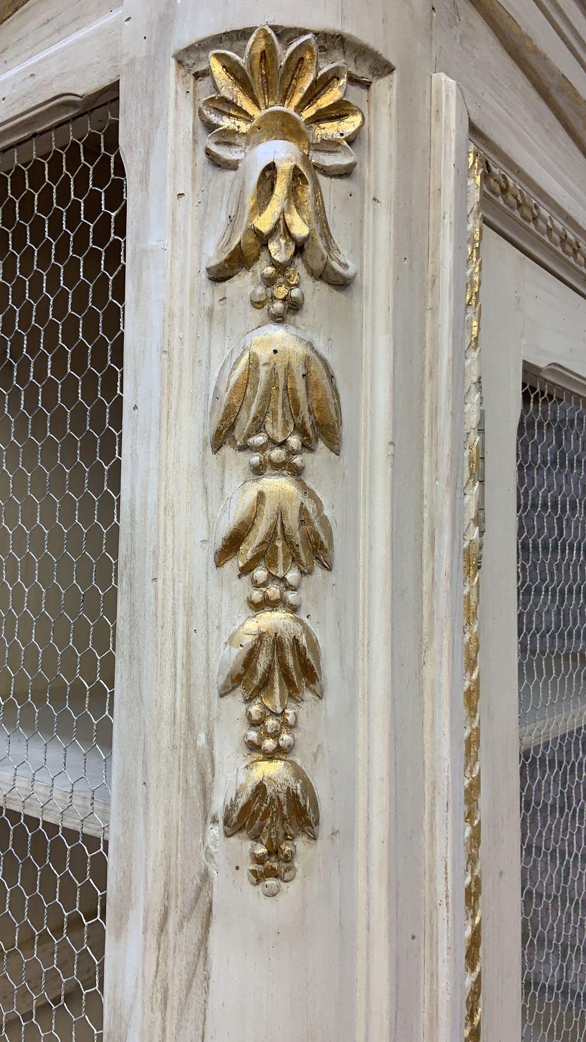Vieille vitrine parisienne sculptée à la main, blanche et dorée, meuble de rangement Curio Bon état - En vente à Chicago, IL
