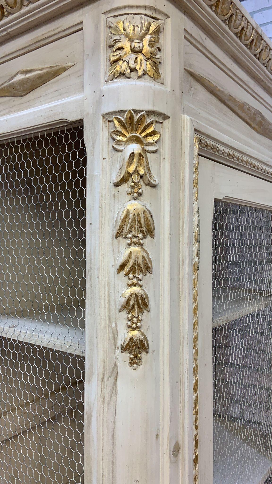 Bois Vieille vitrine parisienne sculptée à la main, blanche et dorée, meuble de rangement Curio en vente
