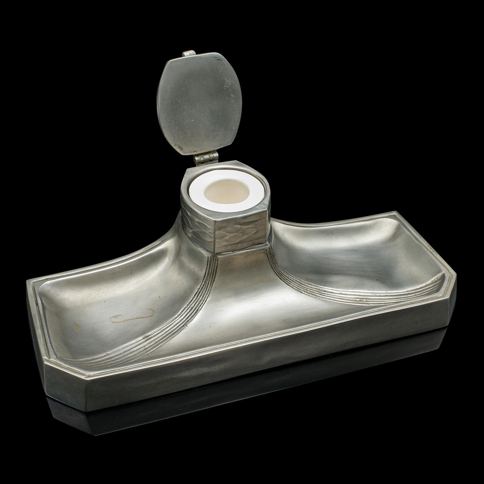
Questo è un vassoio per inchiostro parigino vintage. Calamaio da tavolo francese in ottone peltro di gusto Art Déco, risalente agli inizi del XX secolo, circa 1930.

Tonalità e forma seducenti per questo raffinato accessorio da scrivania.
Presenta
