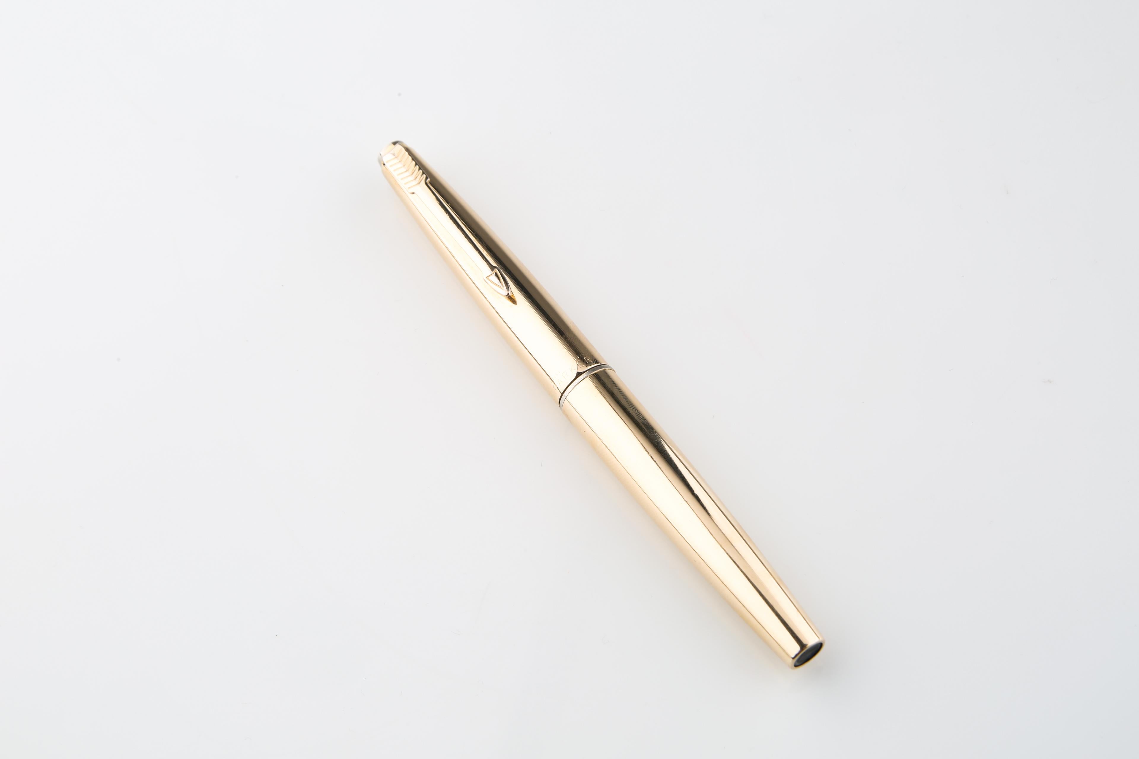 Gorgeous 12k gold-filled Parker fountain pen with cap.
The cap has the trademark Parker arrow motif clip.
Includes the original satin-lined Parker box and papers.
The pen is in good but used condition.
The nib is stained with ink.
The box's hinge is