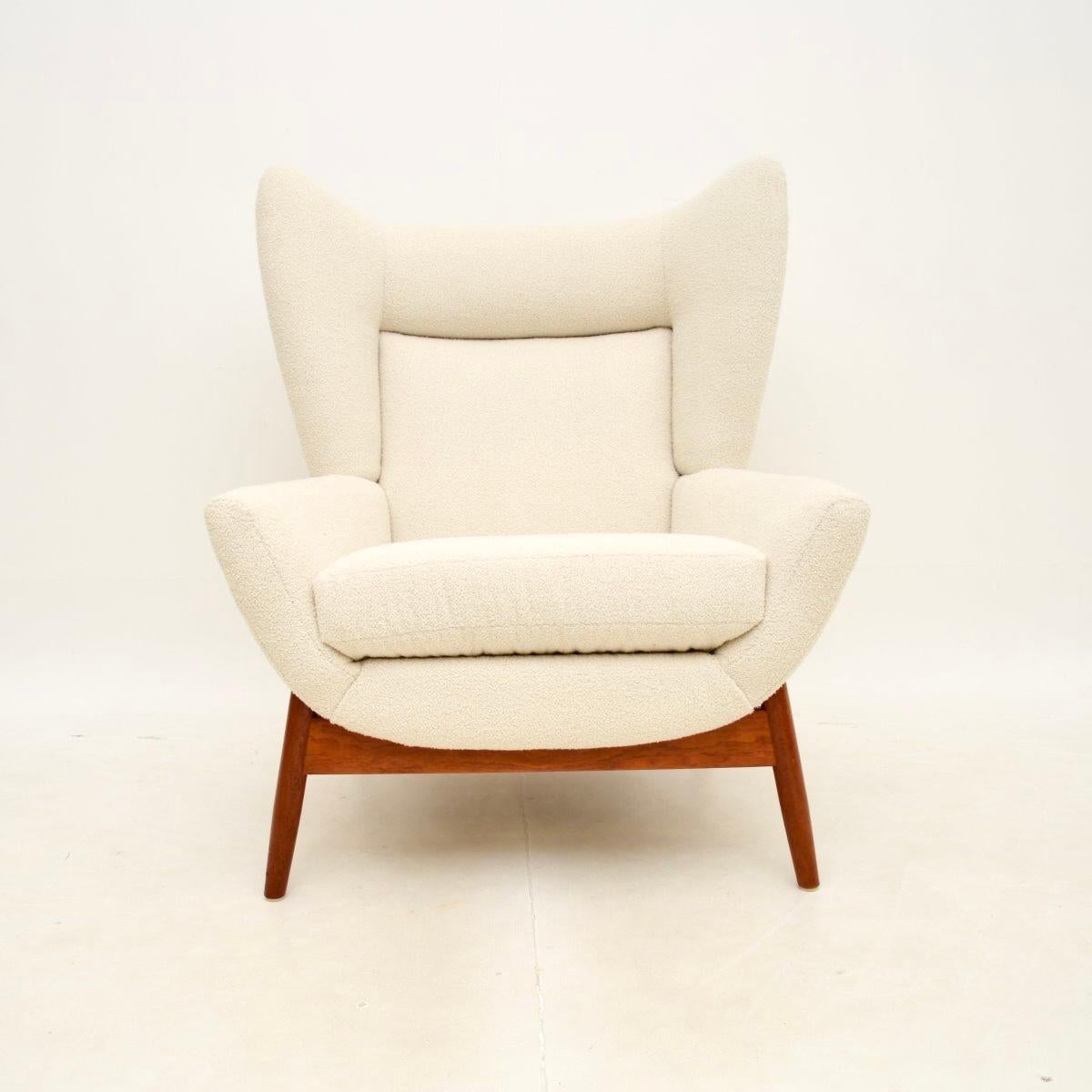 A very stylish and extremely comfortable vintage Parker Knoll ‘Merrywood’ armchair, made in England and dating from the 1960’s.

This is a very rare model, and the quality is superb. It is very generous in proportions and looks amazing from all