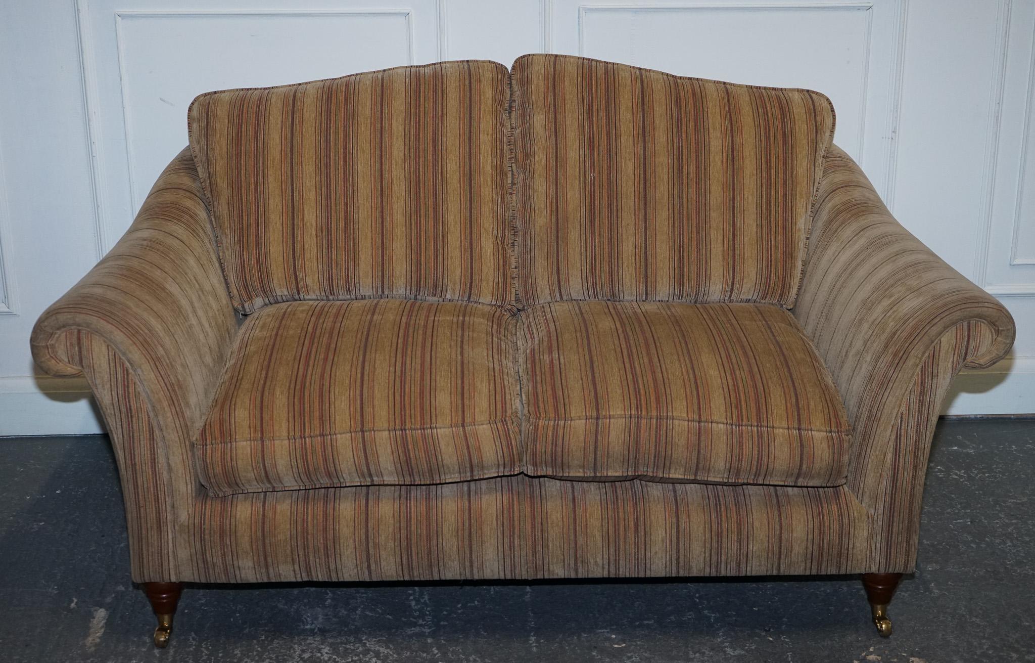 Antiquitäten aus London



Wir freuen uns, dieses schöne Vintage Parker Knoll Westbury Zweisitzer Stoffsofa mit Rollenfüßen zum Verkauf anzubieten.

Ein schönes, gut gemachtes und bequemes Sofa, passender Fußhocker in unseren anderen Angeboten