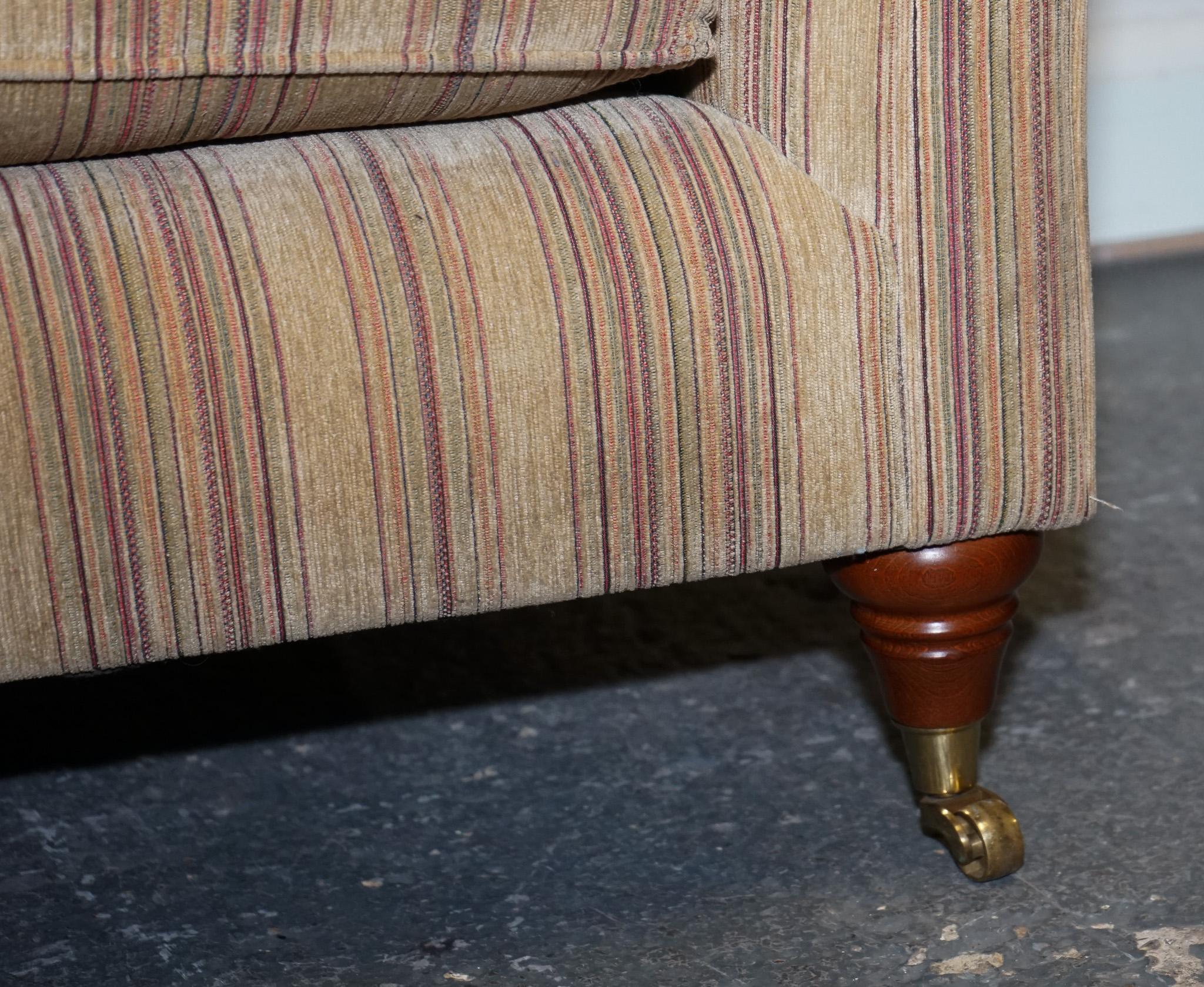 VINTAGE PARKER KNOLL WESTBURY 2 SITZER FABRIC SOFA MIT GUSSFÜSSEN (Stoff) im Angebot