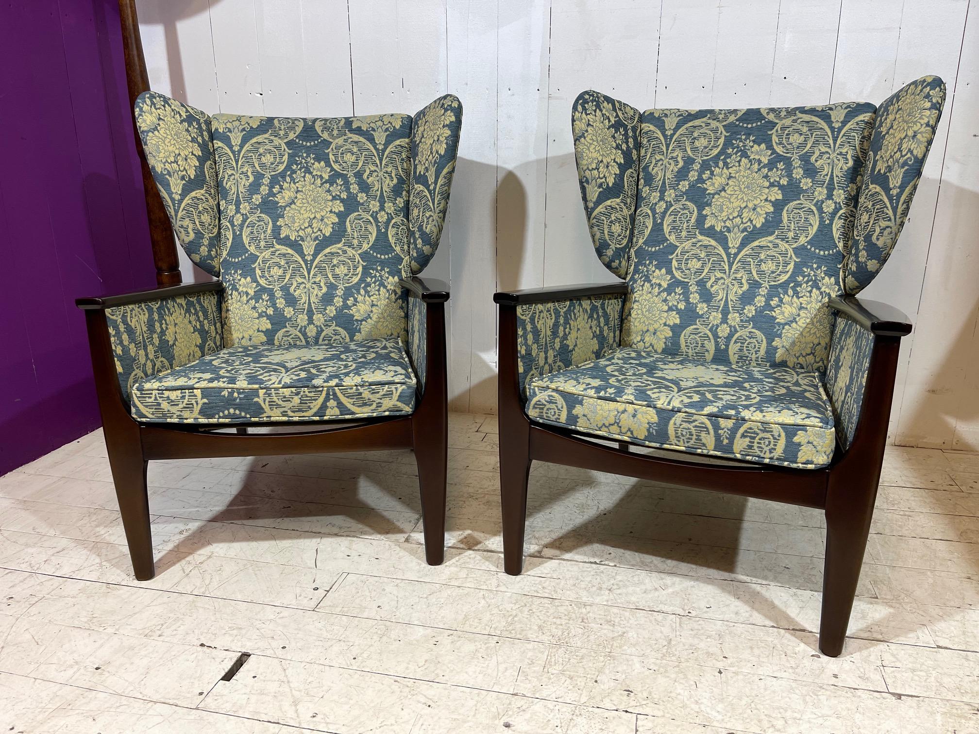 Der Inbegriff von Vintage-Raffinesse - The Rare Chair Company präsentiert stolz einen sorgfältig restaurierten Vintage Parker Knoll Wingback Armchair. Dieses ikonische Möbelstück mit zeitlosem Charme hat einen glänzenden Rahmen aus lackiertem