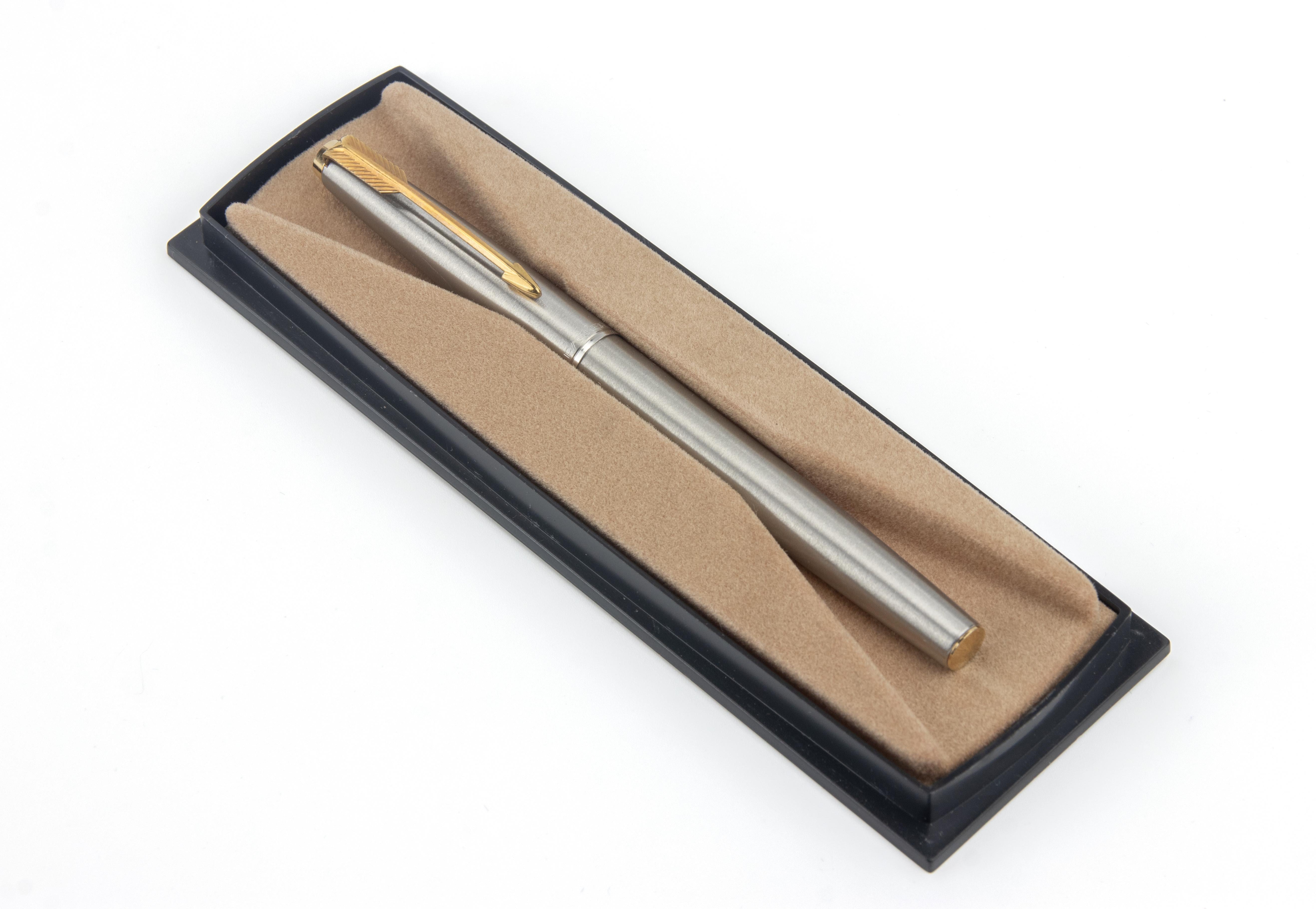 Bolígrafo Parker Vintage.

Incluye su caja original.

Excelente estado.
