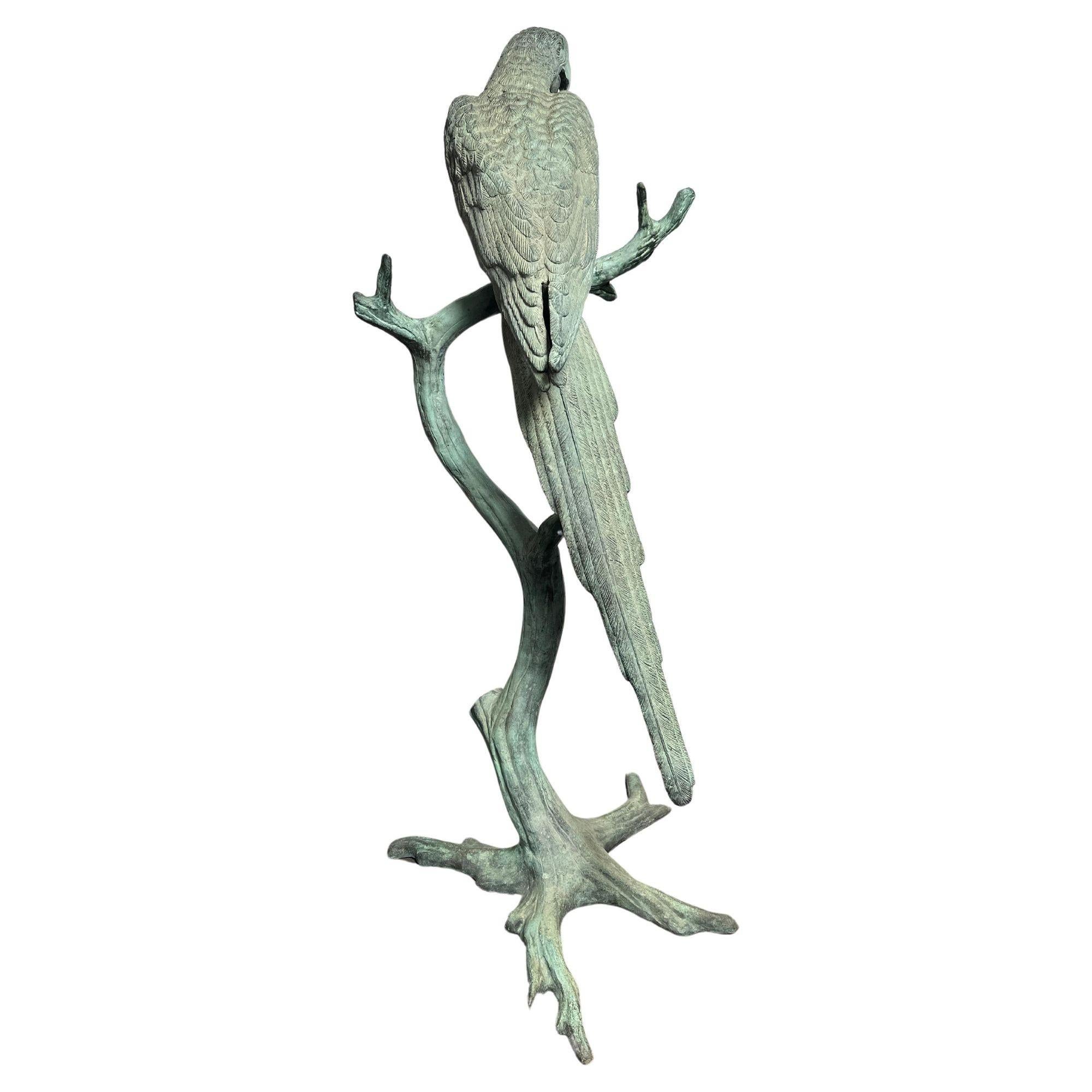 Vintage sculpture en bronze surdimensionnée d'un perroquet avec patine en bronze vert d'après J. Moigniez. Cette sculpture est méticuleusement décorée de détails qui lui confèrent une impression de réalisme en plus de sa taille réelle.
La pièce