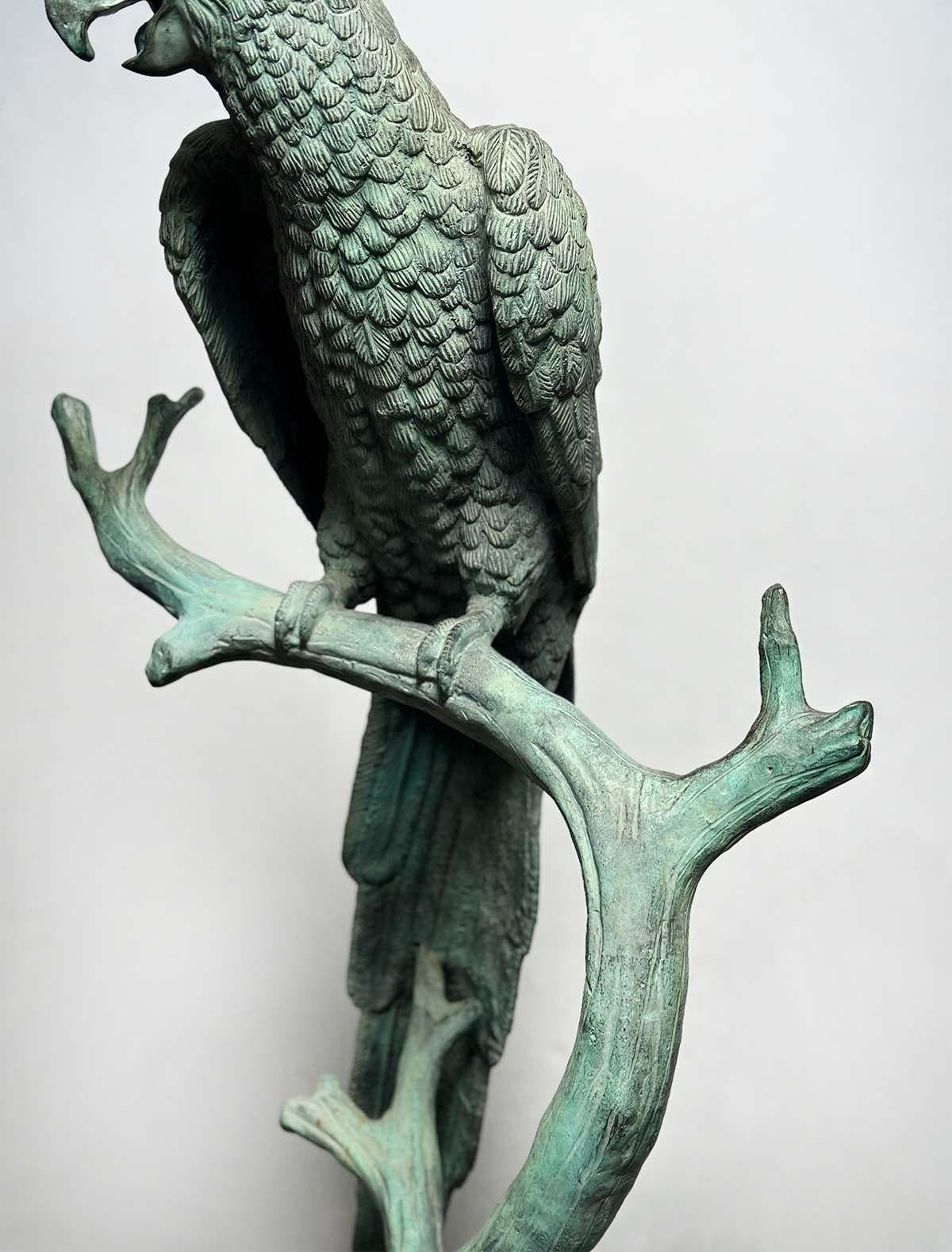 Scultura d'epoca in bronzo con pappagallo e patina verde di J. Moigniez In condizioni buone in vendita a Los Angeles, CA