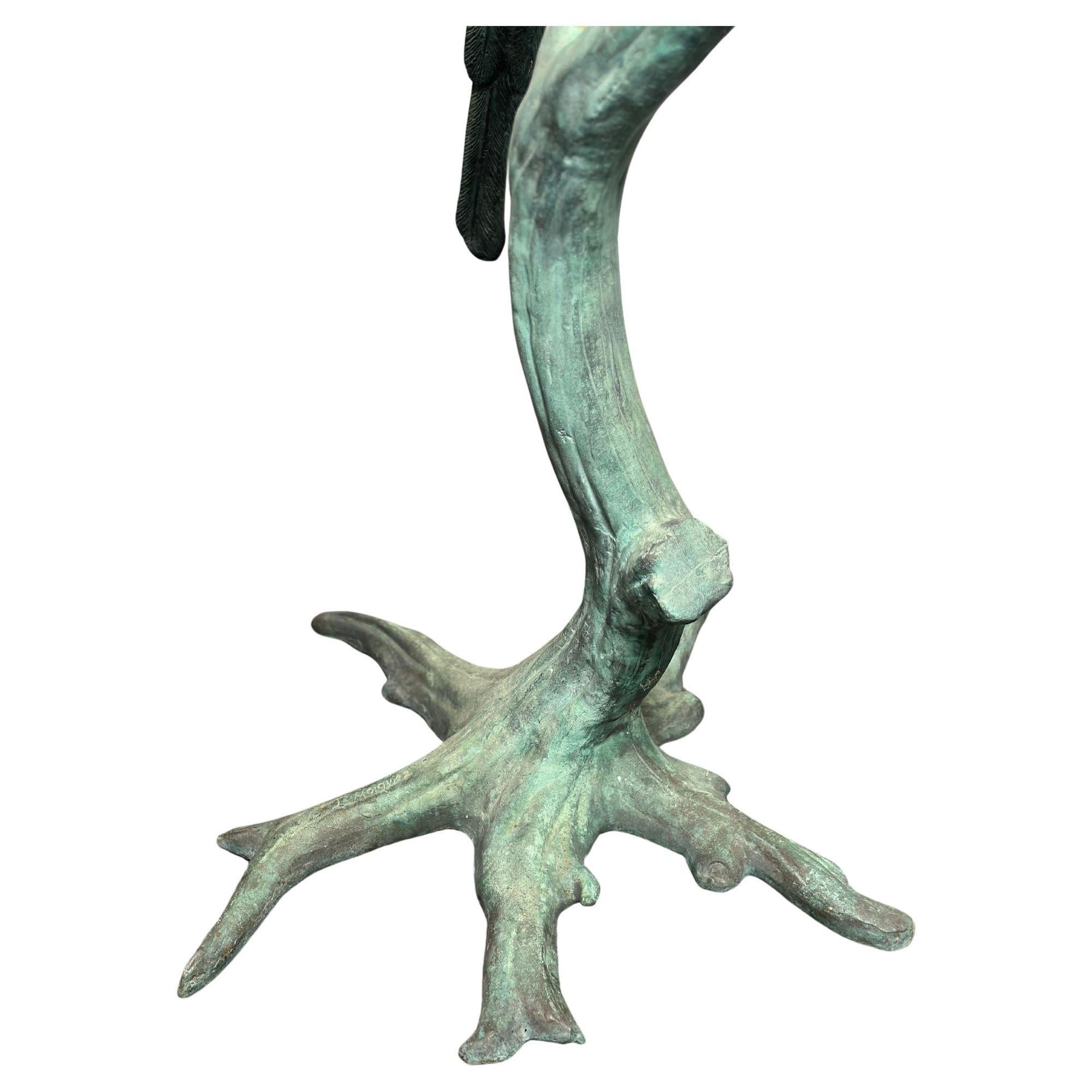 Milieu du XXe siècle Sculpture vintage en bronze de perroquet avec patine Greene & Greene d'après J. Moigniez en vente
