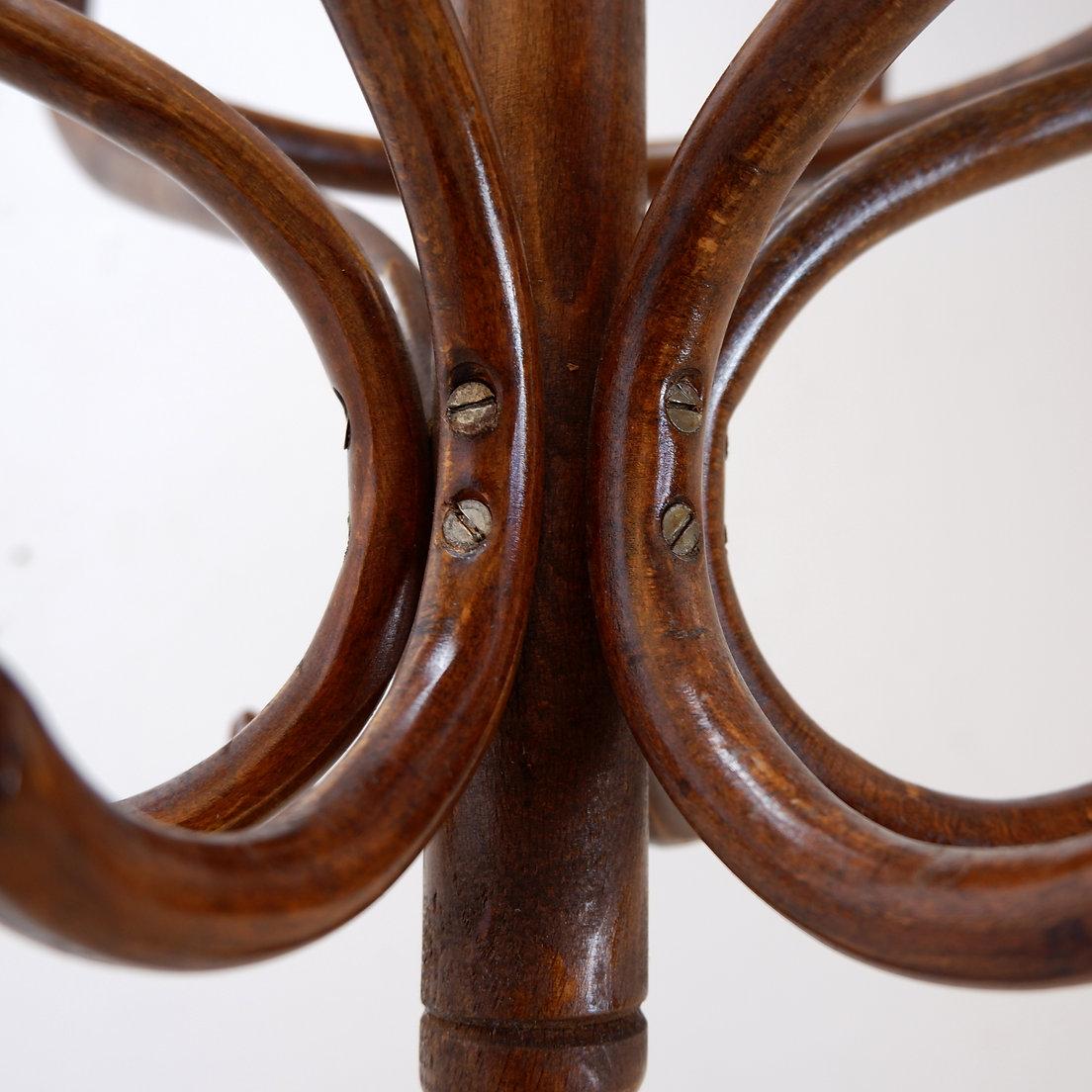 Appendiabiti a pappagallo vintage in legno di bengala - stile Thonet
Appendiabiti - Art Nouveau
Misure: 50x50cm H. 185cm 
- (50x50x62 smontato per l'imballo) - 