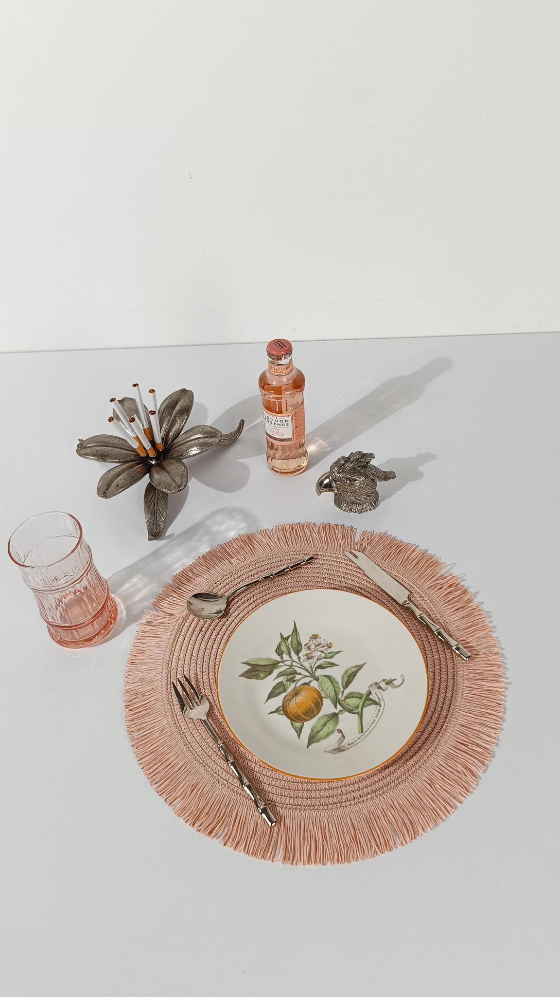 Nous avons le plaisir de proposer à la vente un décapsuleur vintage très décoratif et inhabituel, dont la forme sculpturale reproduit fidèlement la tête d'un perroquet.

Datant du milieu du XXe siècle, ce décapsuleur a un compagnon, tout comme les