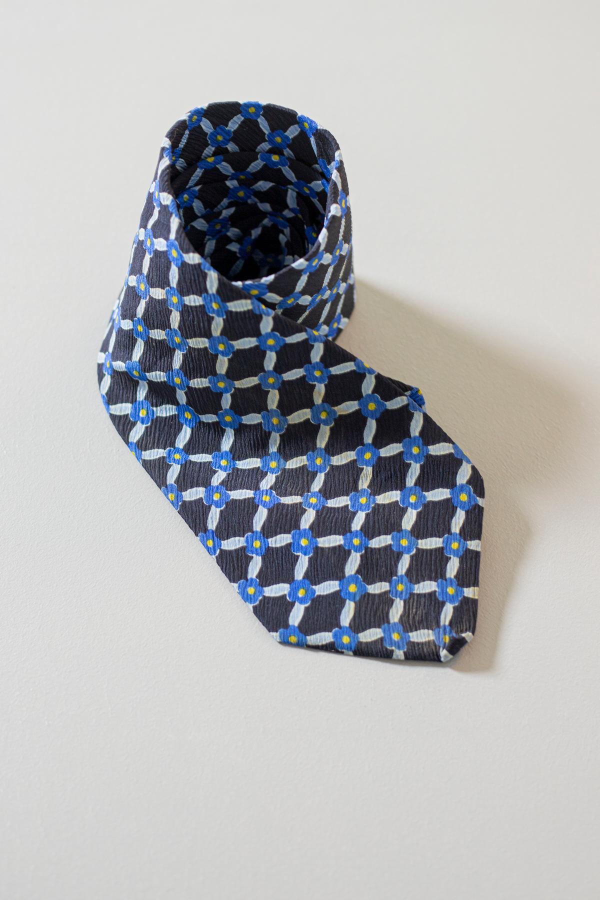 This Tie is of timeless elegance, designed by Pascal, it is made of 100% silk. Decorated with small blue flowers on a dark blue background, the flowers are joined to form small rhombuses. Ideal for a beautiful romantic candlelit evening, to be