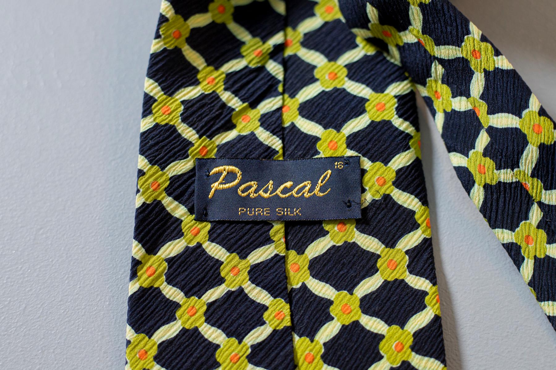 Noir Pascal - Cravate vintage en soie 100 % avec fleurs jaunes  en vente