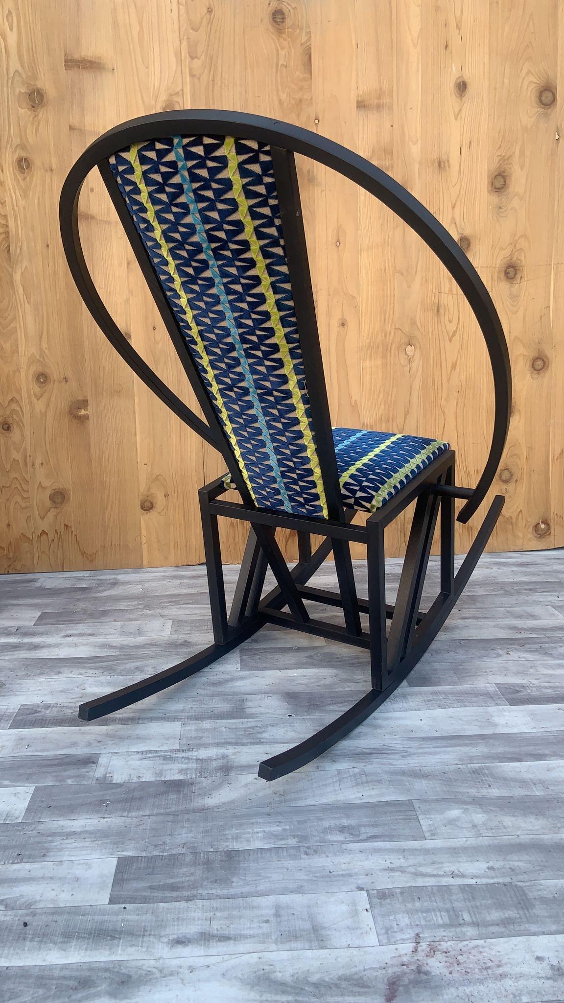 Fauteuil à bascule vintage Pascal Mourgue nouvellement recouvert de tissu Knoll

Ce fauteuil à bascule de style Pascal Mourgue est fabriqué en bouleau. Le bouleau a été teinté et le siège a été recouvert d'un tissu moelleux de Knoll. Cette chaise