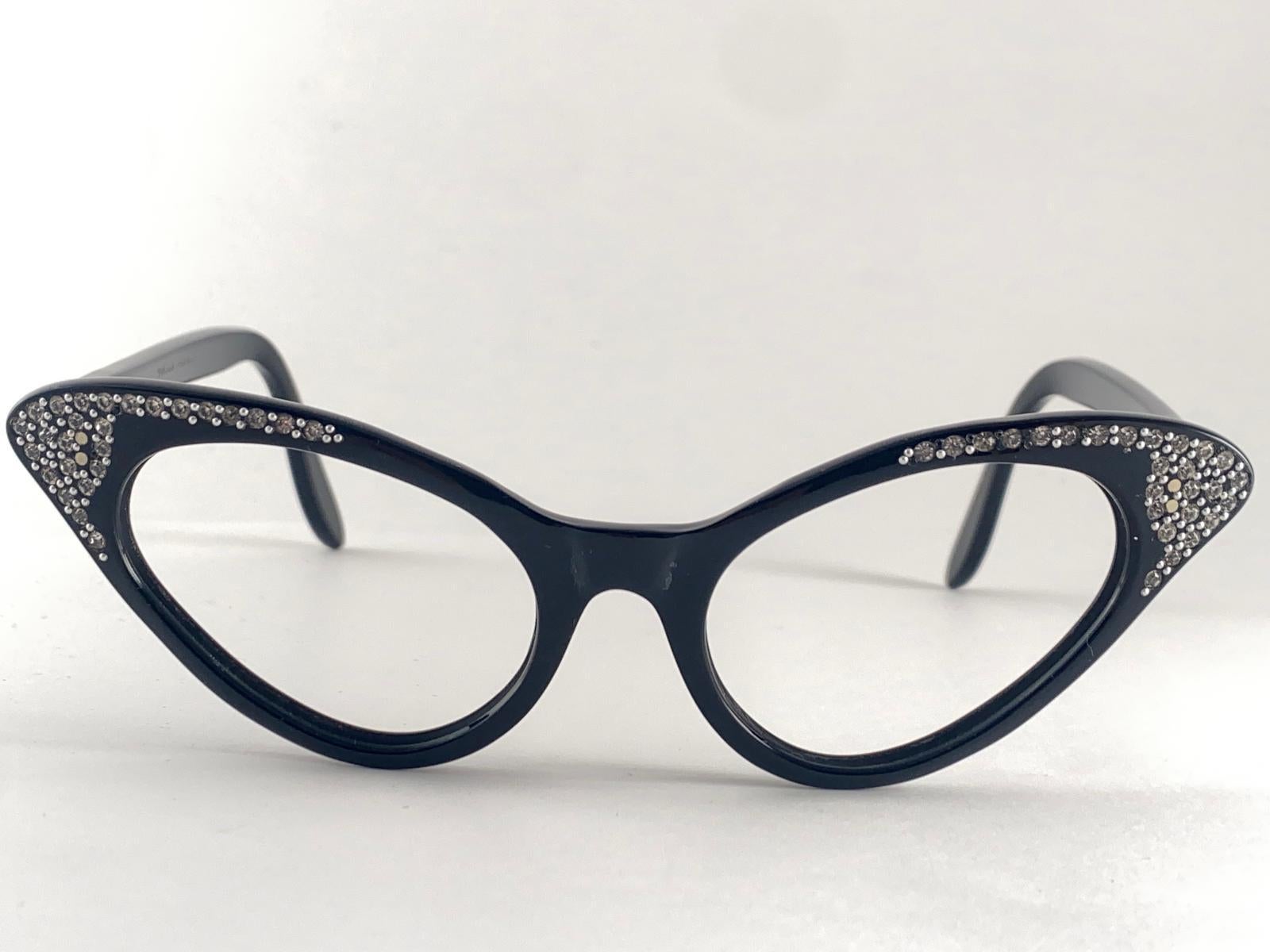 Vintage Midcentury Cat Eye Adorned With Rhinestones Frame. Ready For Your Prescription.

The Frame Show Minor Sign Of Wear Due To Storage. No Missing Stones.




Made In France.



Front                                     14    Cms 

Lens Height   