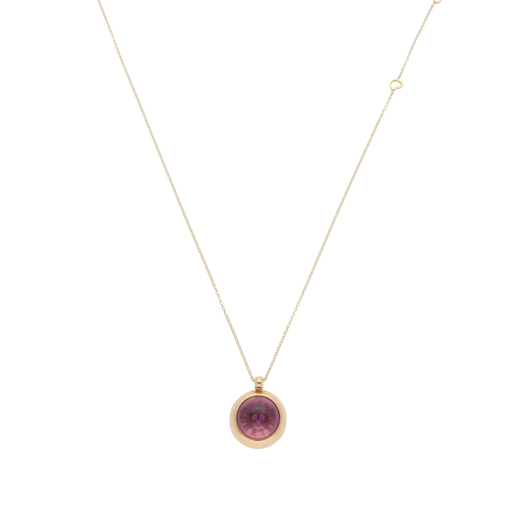 Bellissima collana vintage con ametista e diamante di Pasquale Bruni, incastonata in oro rosa e oro giallo a 18 carati.

Il ciondolo è caratterizzato da una grande ametista rotonda cabochon incastonata in oro rosa lucido. Attraverso l'ametista, ci