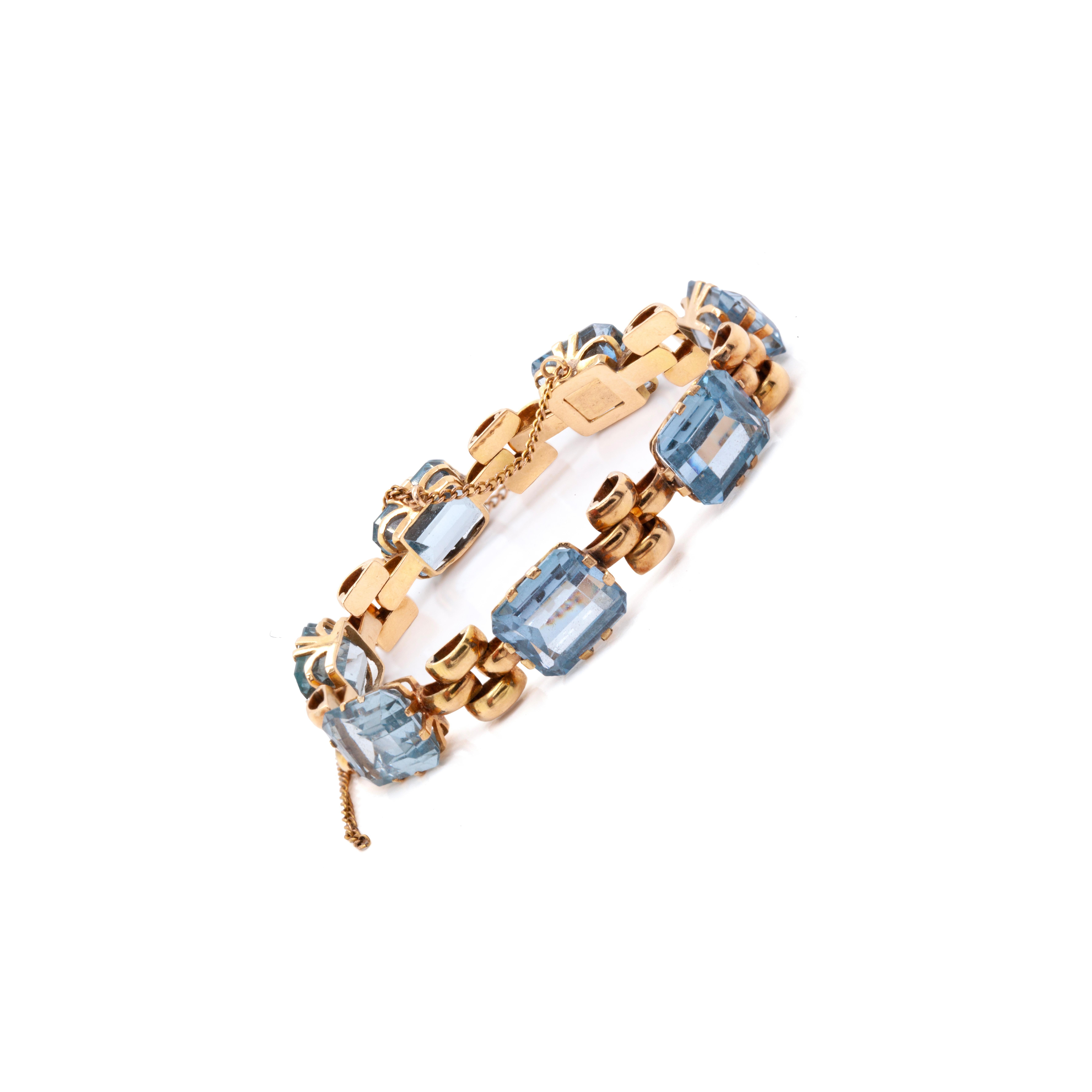 Ce superbe bracelet à maillons est assurément une pièce qui apportera une touche de couleur et d'élégance à toute tenue vestimentaire.

Datant des années 1950, le bracelet est parfaitement équilibré, mettant en valeur une série de sept pièces