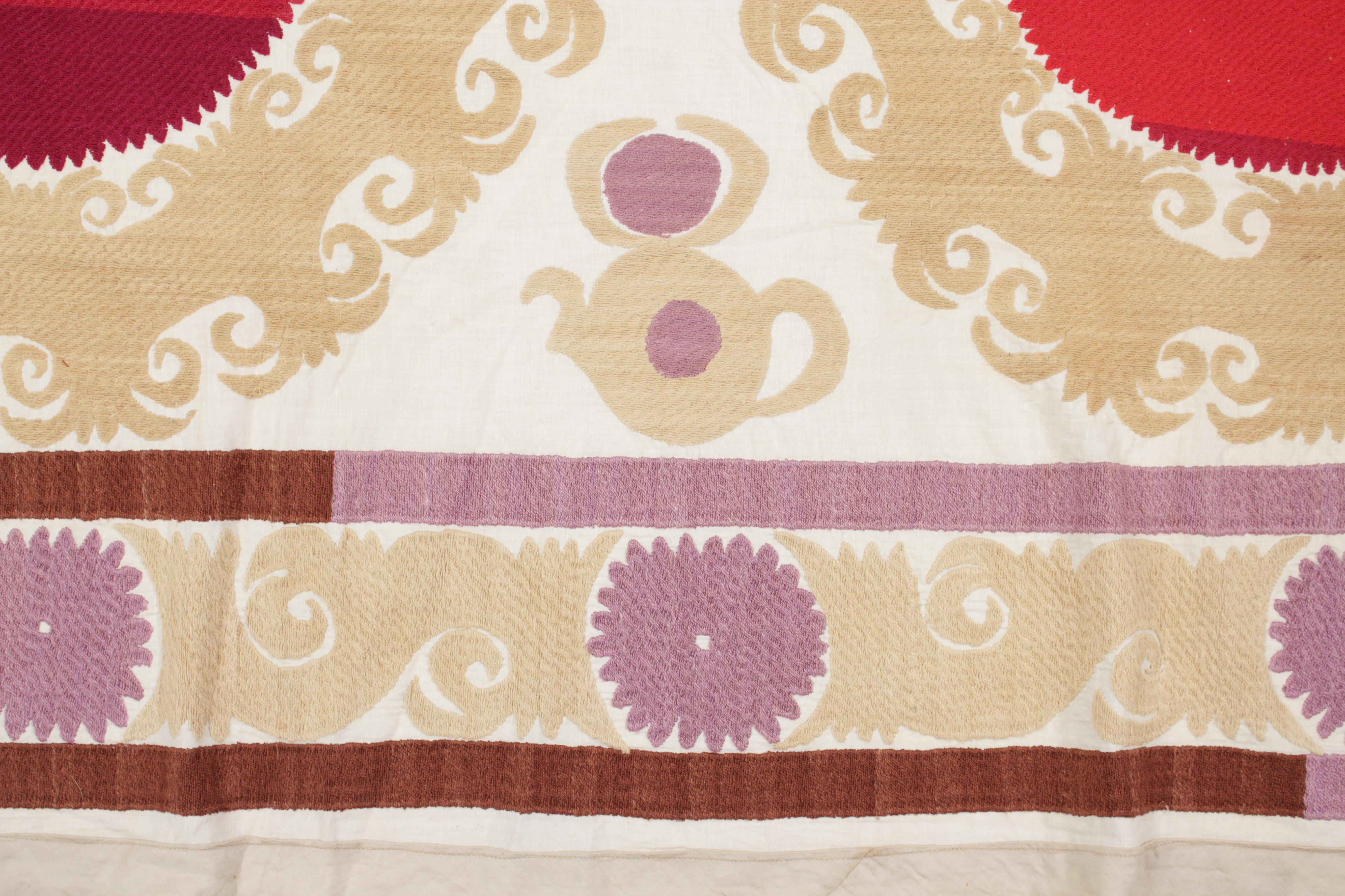 Bordado Suzani Vintage de Asia Central en colores pastel en venta 3